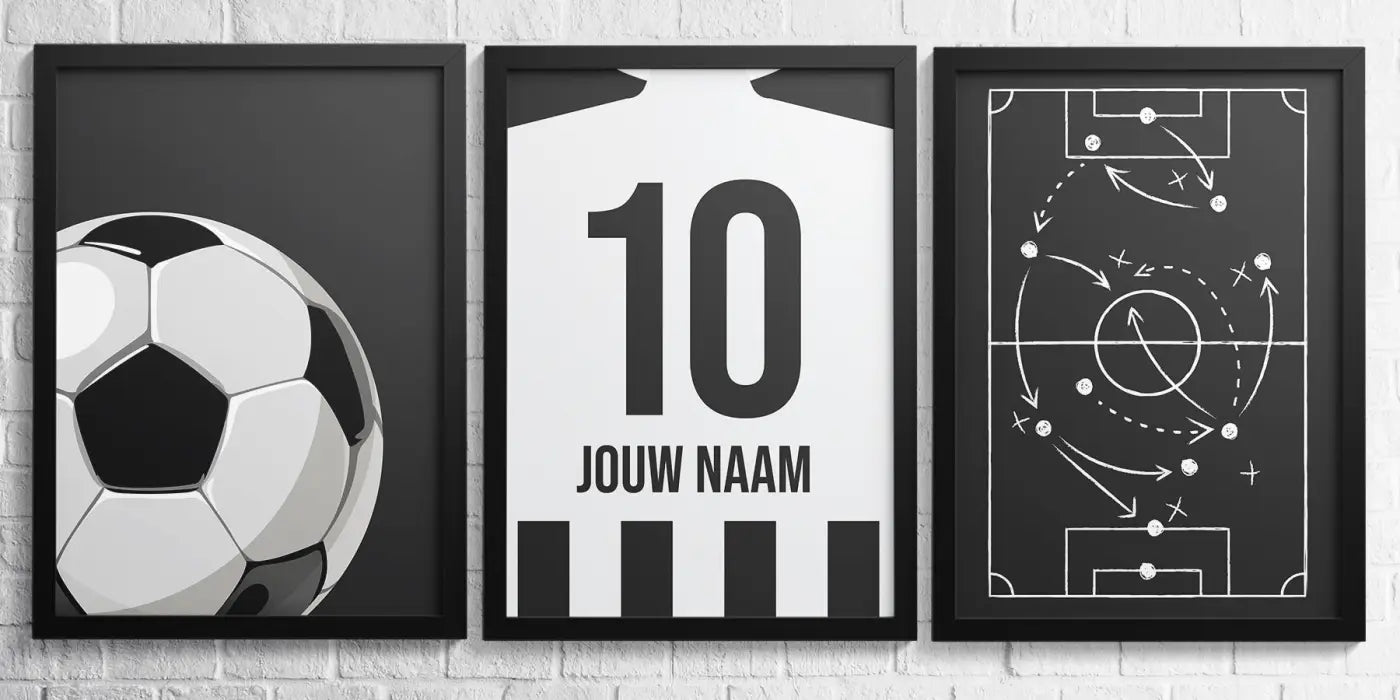 Drie ingelijste zwart-wit voetbalprints inclusief wit shirt met nummer 10 en tactische krijtborddiagrammen in almelo goal collectie