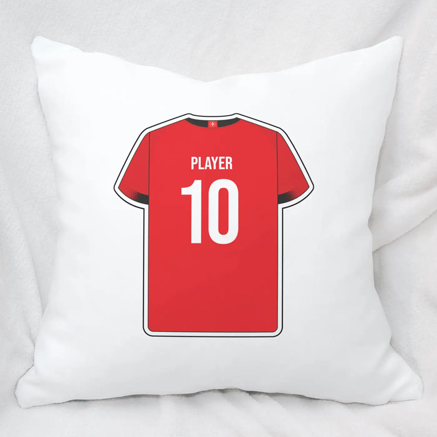 Witte sierkussen met bedrukte rode voetbalshirt speler 10 in witte tekst almere voetbal kussen plus kussensloop