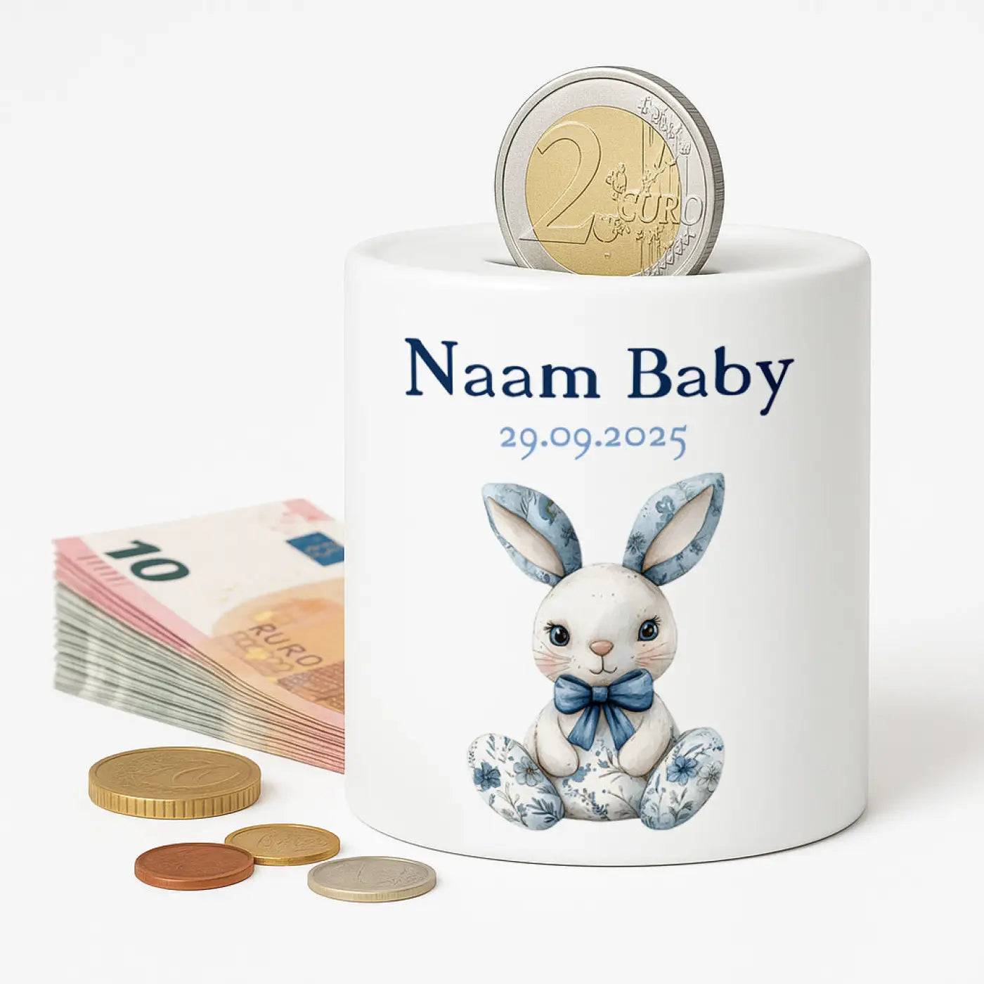 Witte keramische baby spaarpot met blauw wit konijntje en bloemen, tekst naam baby en datum 29 09 2025