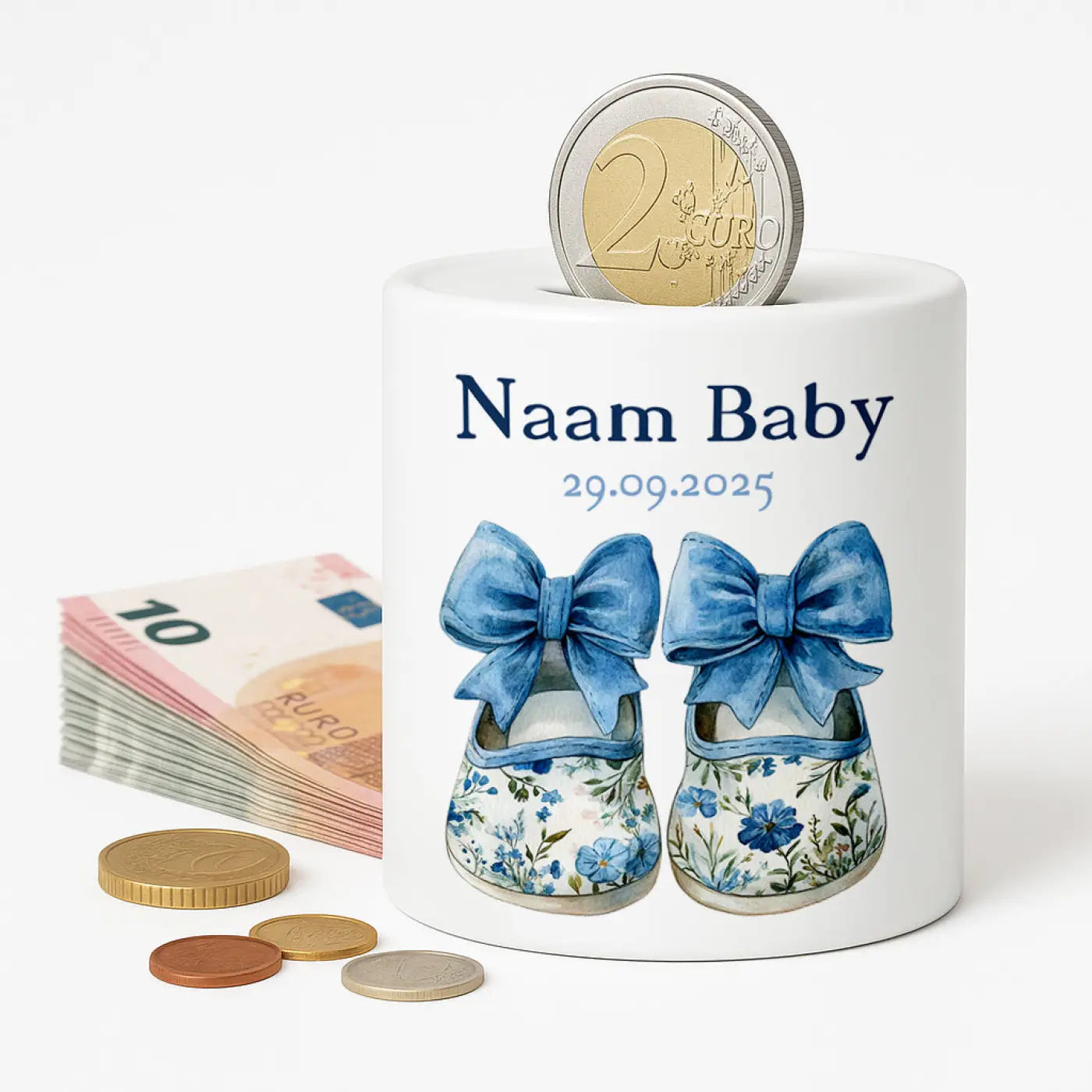 Witte keramische baby spaarpot met blauwe schoentjes en strikjes illustratie en gepersonaliseerde tekst naam baby en datum