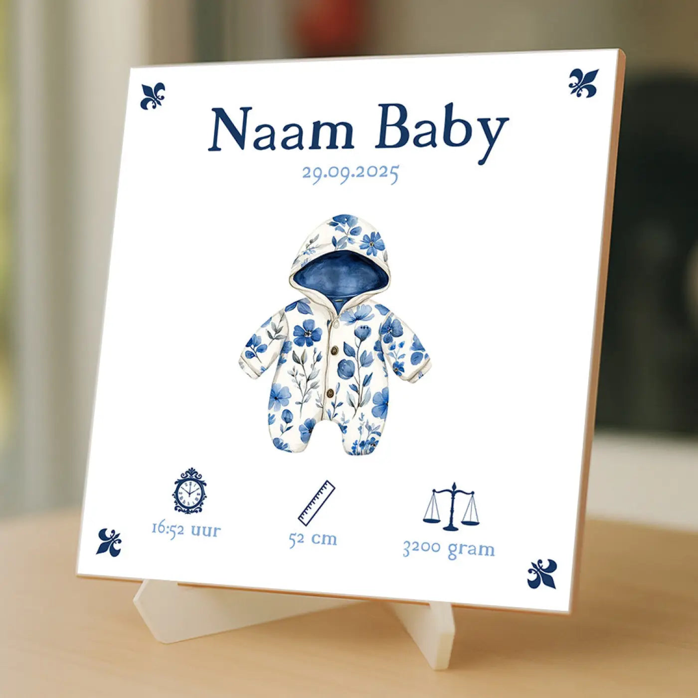 Blauw wit bloemenpatroon babyrompertje illustratie op een herdenkingsplaquette baby tegeltje blauw rompertje