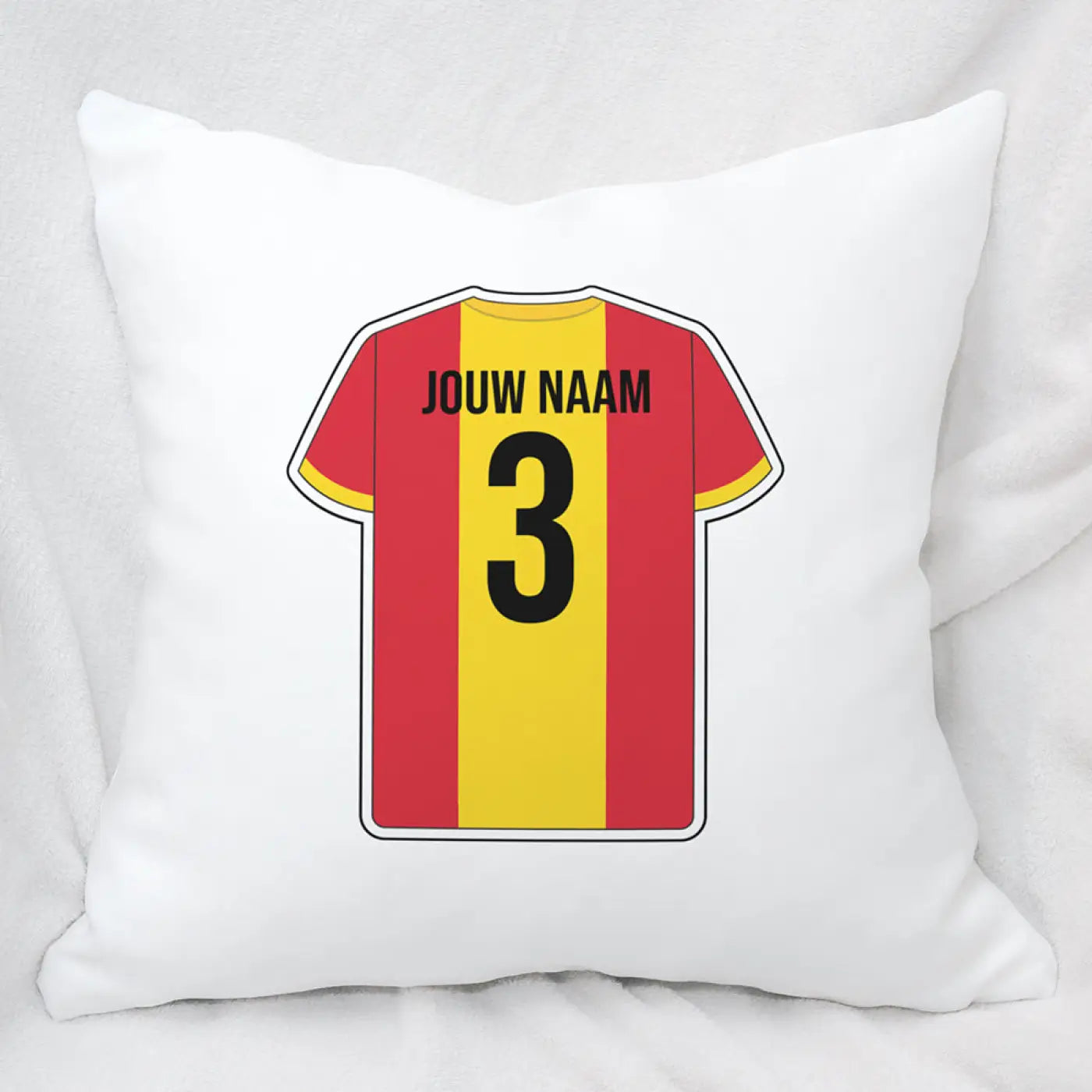 Wit werpkussen met een rood en geel gestreept voetbalshirt met nummer 3 en tekst jouw naam voor Deventer fans