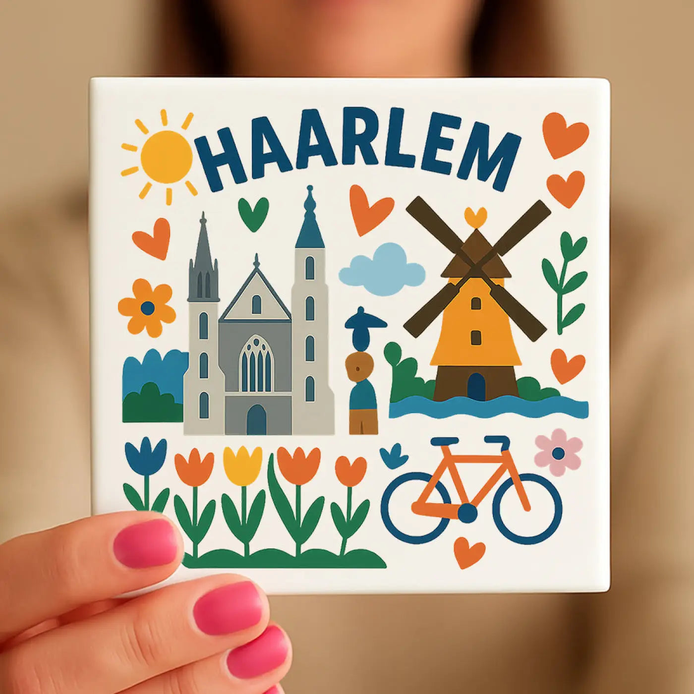 Een wit keramisch onderzetter met een kleurrijke illustratie van haarlem met kerk windmolen tulpen en fiets