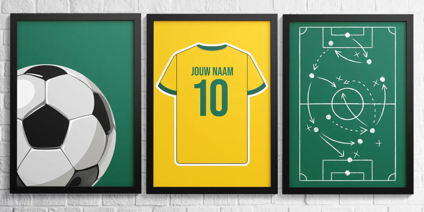 Set van drie ingelijste voetbalthemaposters met klassieke zwart-witte bal, geelgroen shirt nummer 10 en tactisch velddiagram