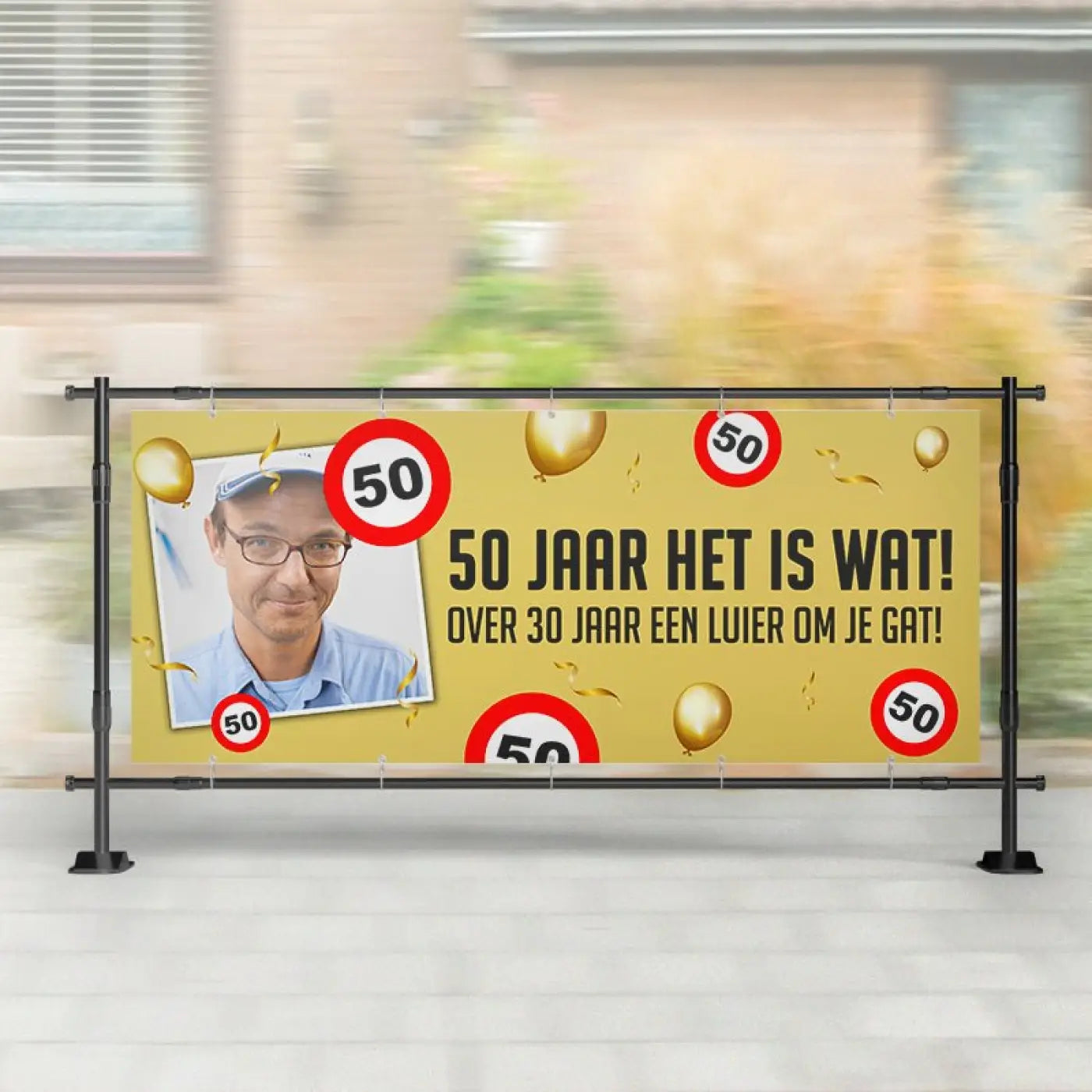 Spandoek abraham goud met verkeersborden met gele banner rode 50 snelheidsbordjes en gouden ballonnen met foto van man met bril