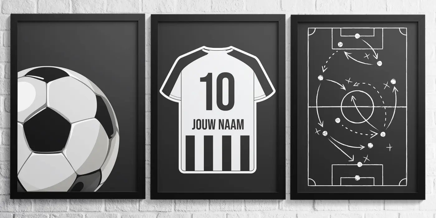 Zwartwit framed voetbalthema wanddecoratie met klassiek bal, nummer 10 shirt en tactiekdiagram van almelo posterset