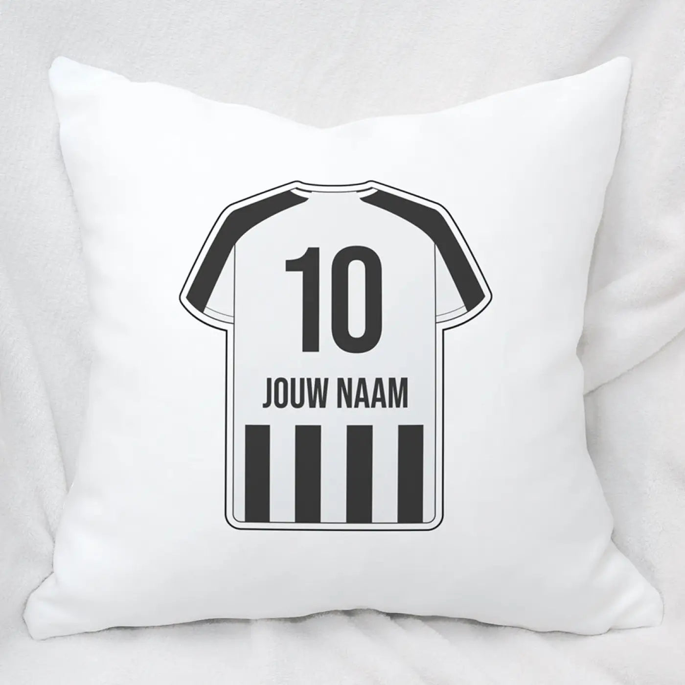 Wit sierkussen met zwart voetbalshirt nummer 10 en jouw naam tekst bedrukt voor almelo voetbal kussen set