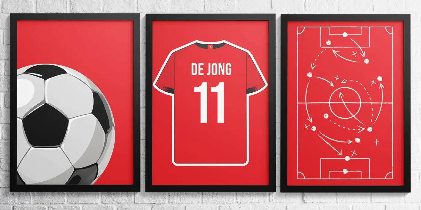 Rood omrande voetbalkunst prints met zwart-wit voetbal, rood de jong 11 shirt en tactisch voetbal diagram uit almere posterset
