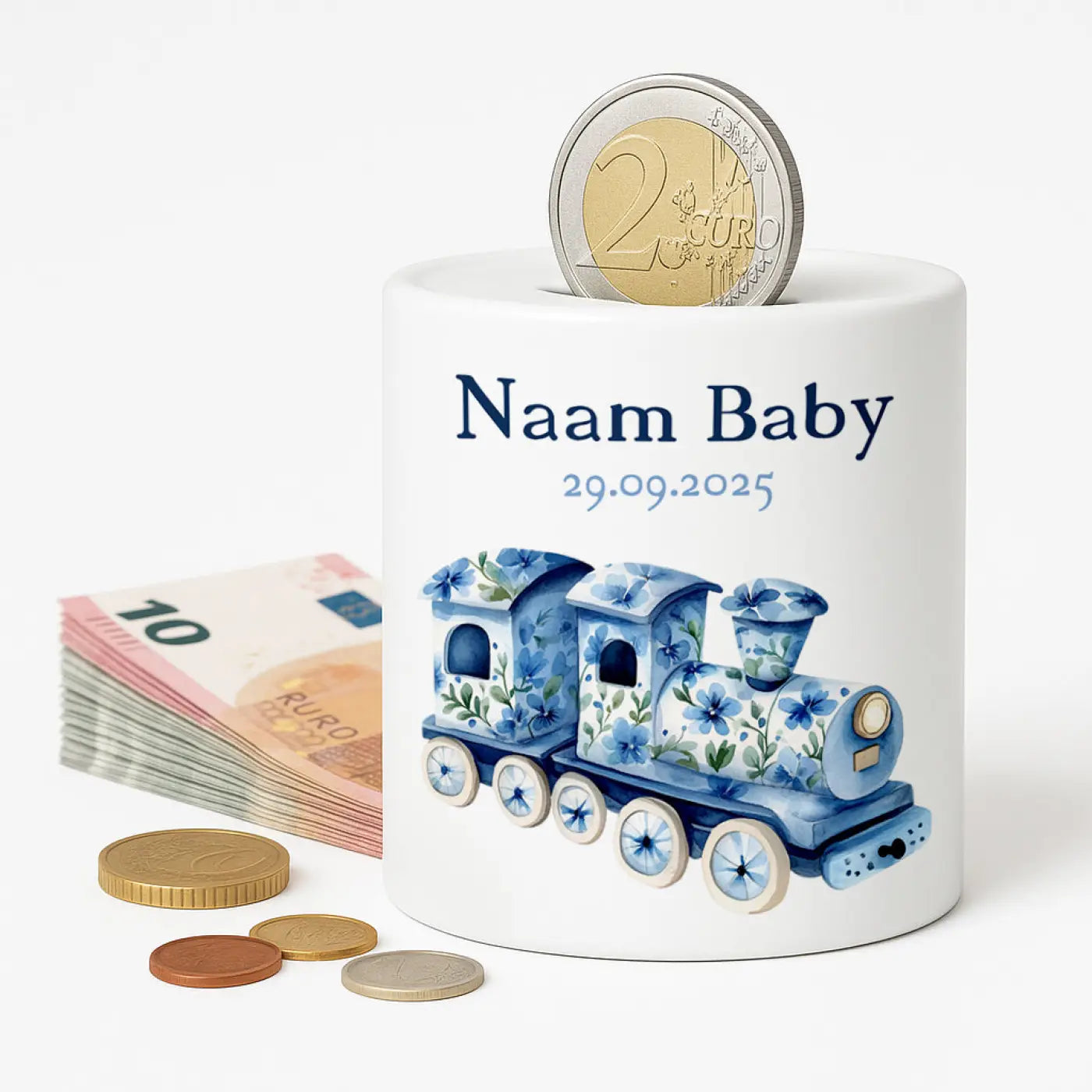 Witte keramische baby spaarpot met blauw bloemmotief treintje en gepersonaliseerde tekst naam baby 29.09.2025