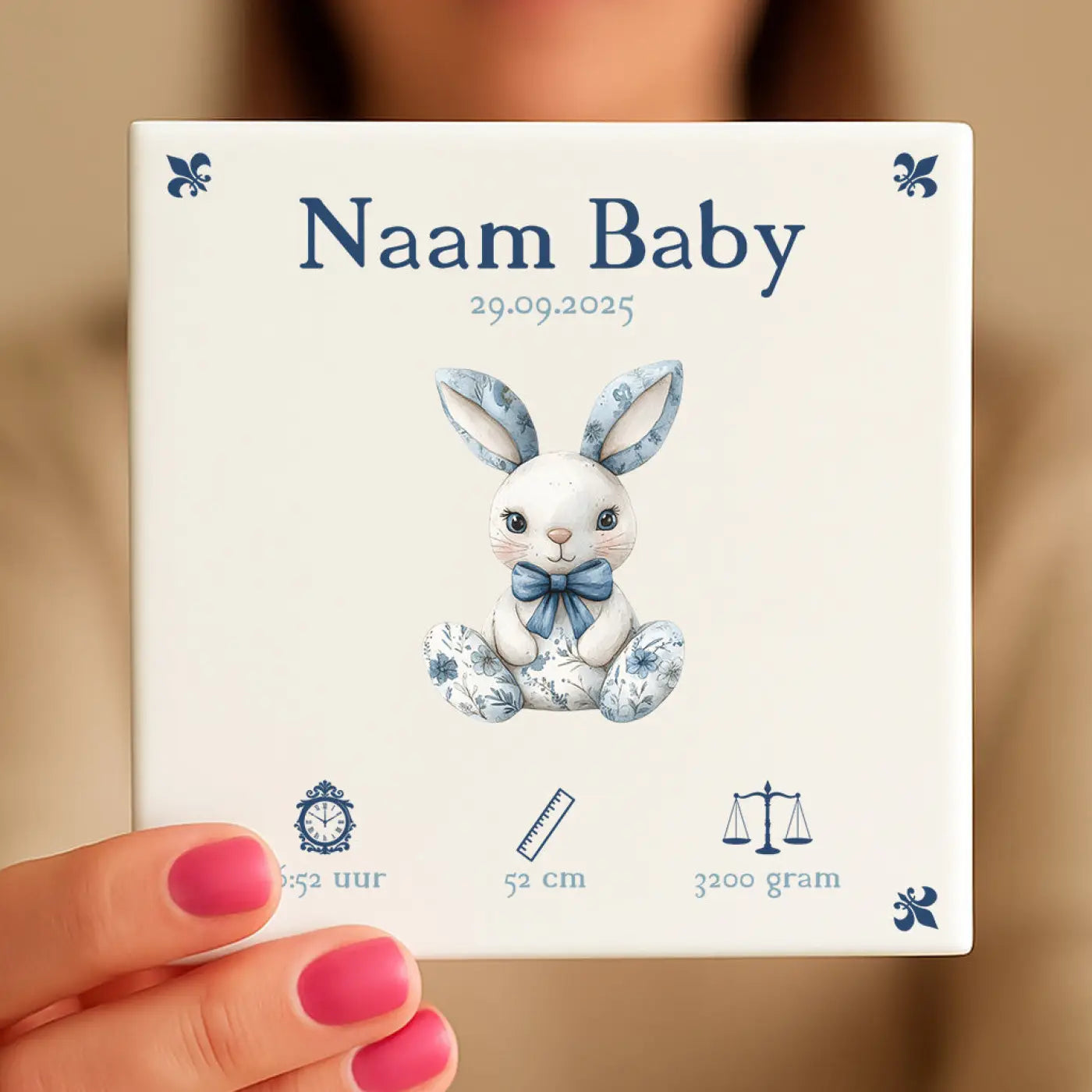 Wit keramisch baby tegeltje met blauw-wit konijntje en fleur-de-lis motieven in donkerblauwe tekst