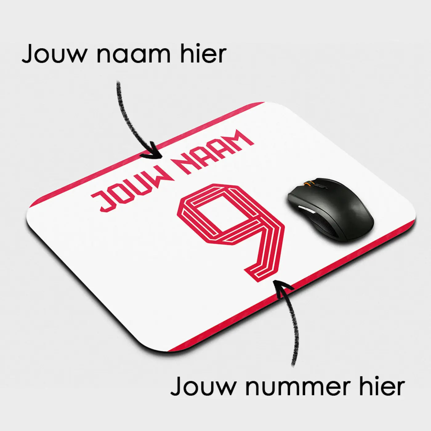 Wit muismat met rode rand en geometrisch nummer 9 in rood, personaliseerbaar met naam en nummer voor bayern münchen