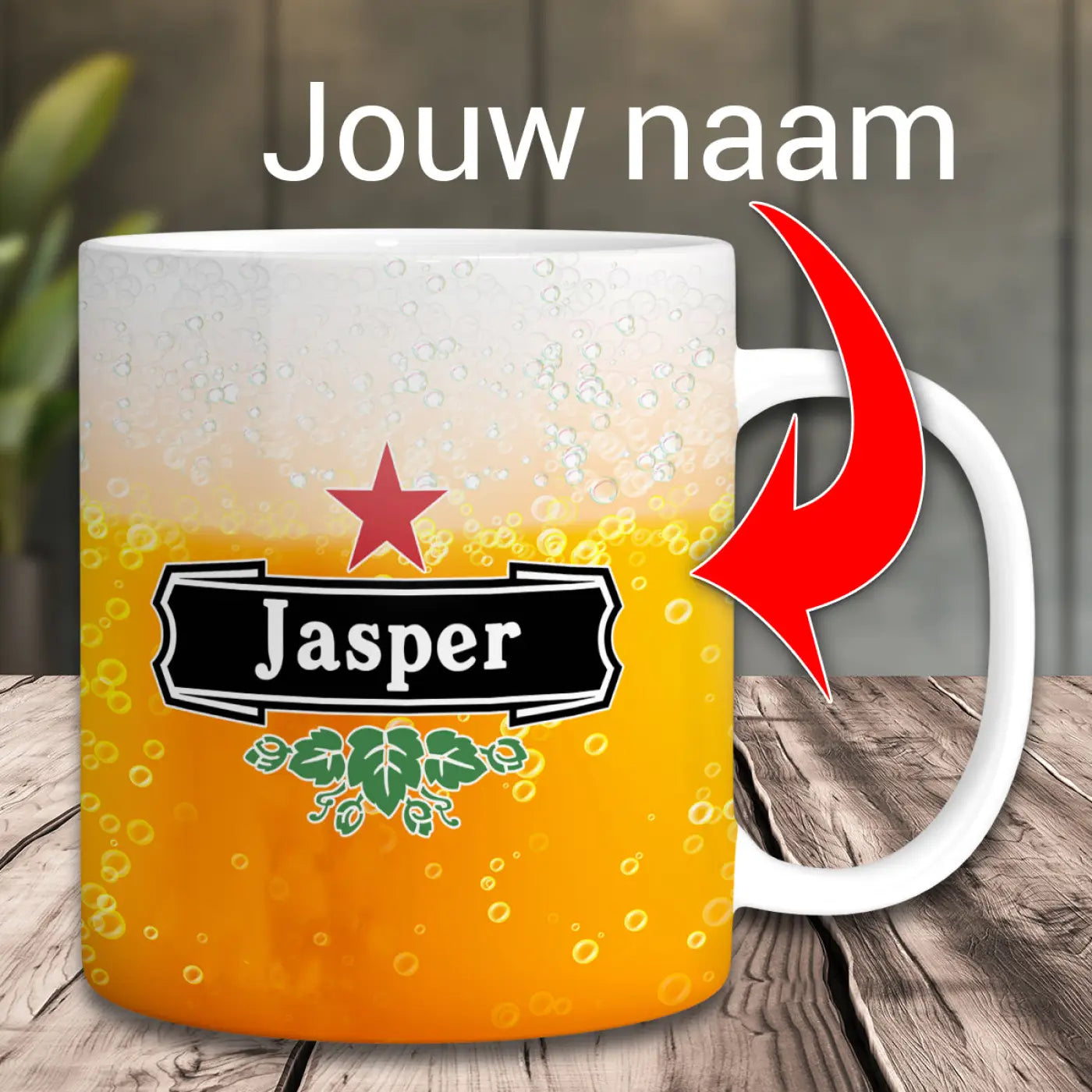 Persoonlijke witte keramische biermok met heineken ontwerp gouden bier en groene hopblaadjes