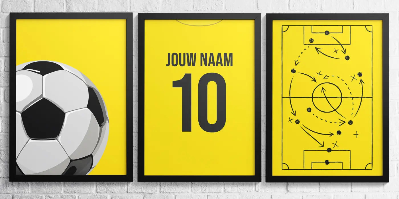 Set van drie framed voetbalkunst prints met zwarte witte bal, geel shirt en tactisch veld op gele achtergrond