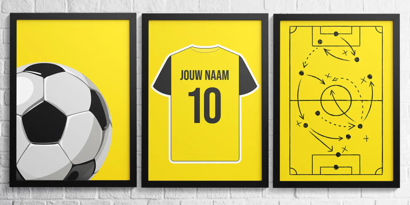Drie ingelijste voetbalposters zwart-wit bal geel shirt met jouw naam nummer 10 en tactisch velddiagram in bordeaux set