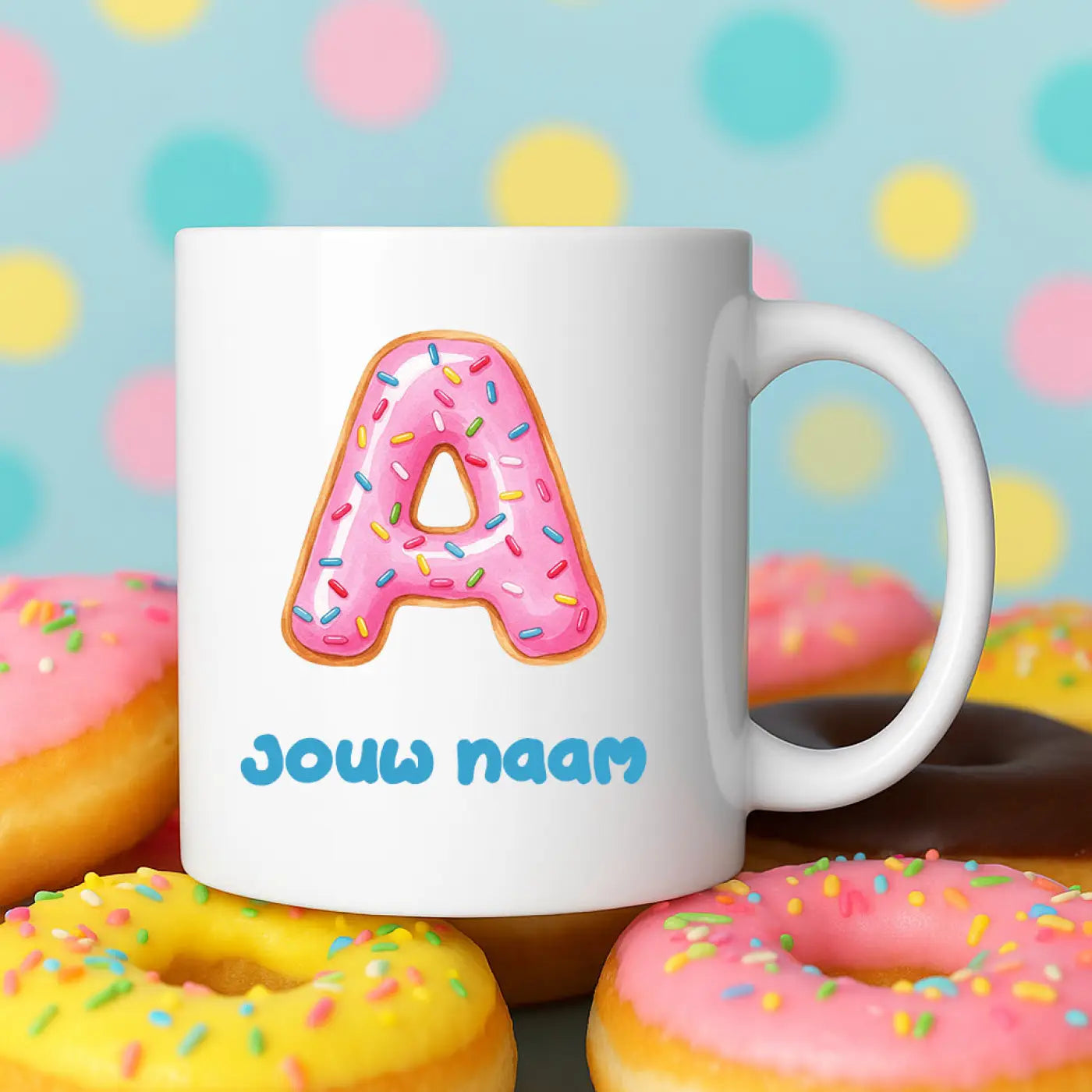 Witte keramische donut mok a met roze glazuur a en kleurrijke sprinkles en blauwe tekst jouw naam