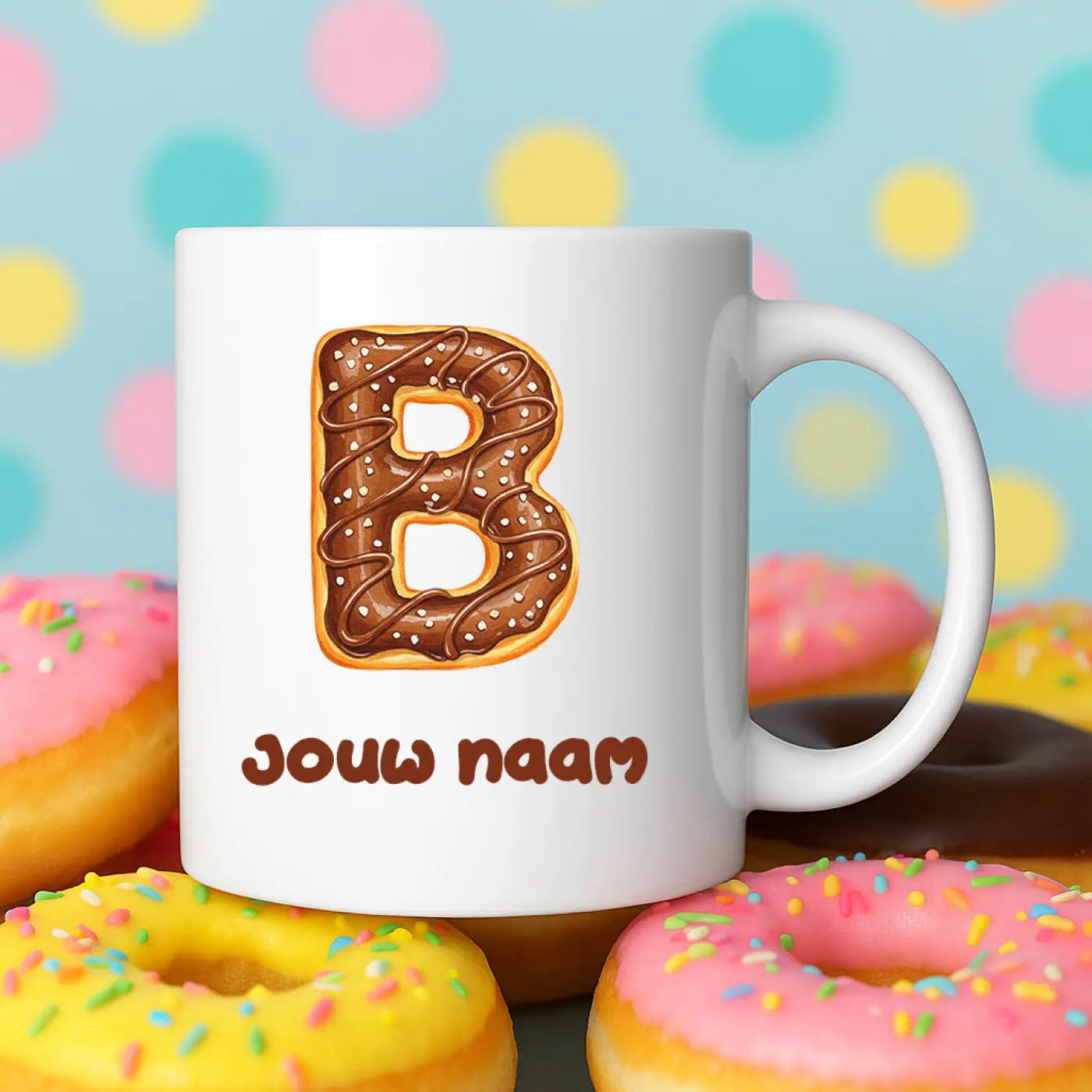 Witte keramische mok met chocoladeglazuur donutvormige letter b met sprinkles en de tekst jouw naam eronder