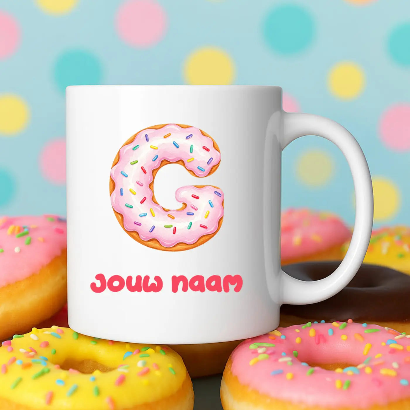 Witte keramische mug met een roze geglazuurde donutvormige letter g en rode tekst jouw naam voor personalisatie