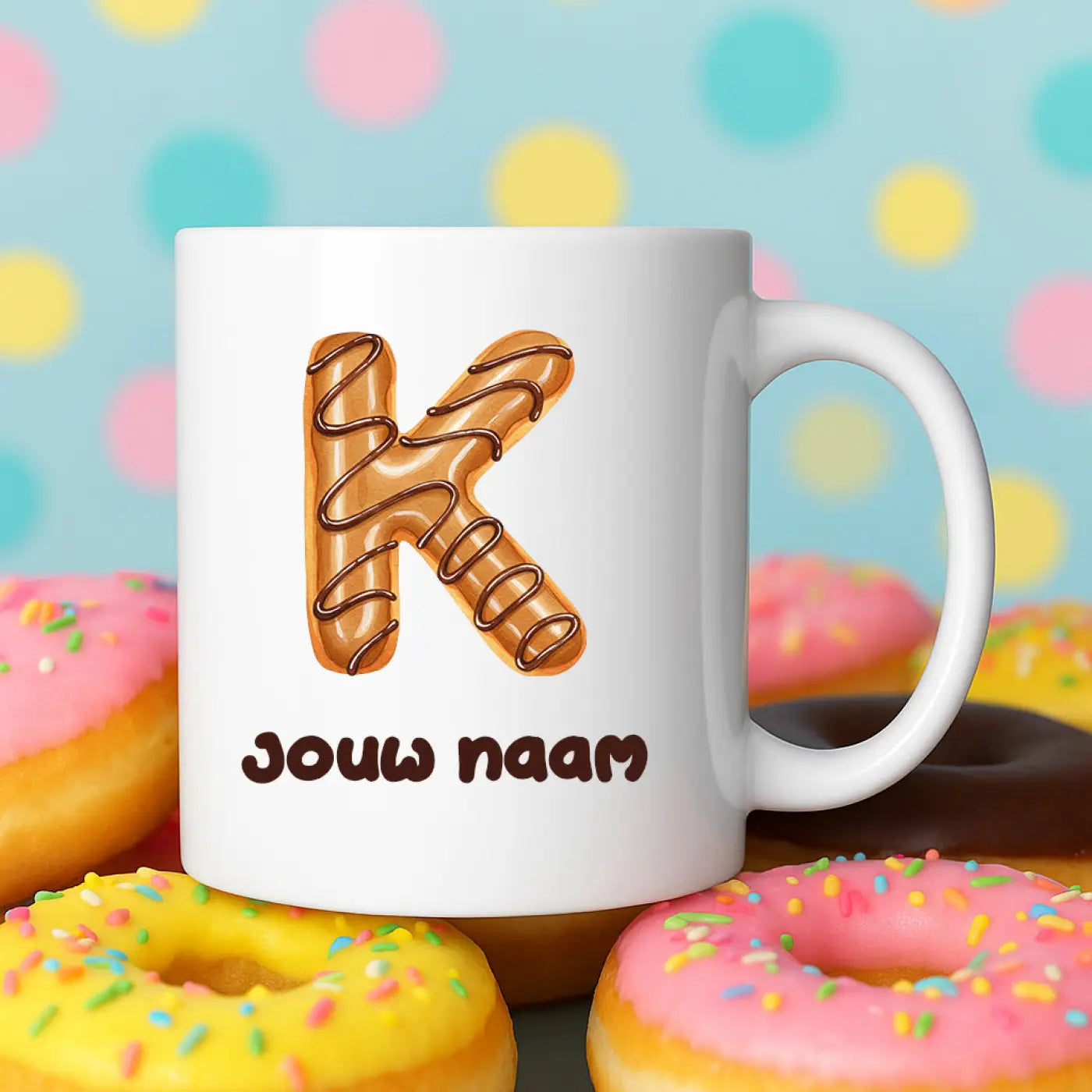 Witte keramische mok met chocolade gedipte donutletter k en tekst jouw naam in bruine glazuur swirl