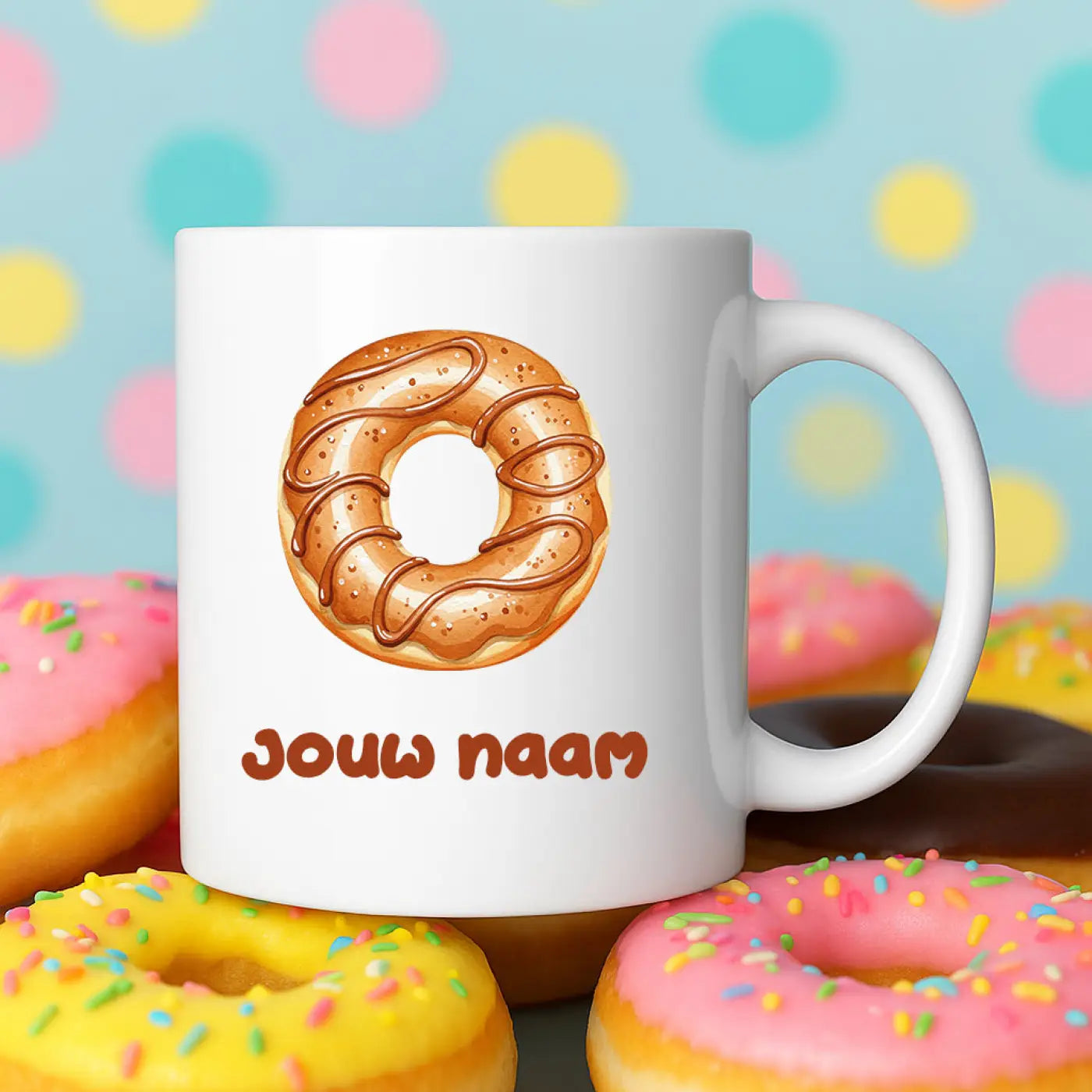 Witte keramische mok met gedetailleerde illustratie van een glazuur donut met bruine topping en sprinkles tekst jouw naam