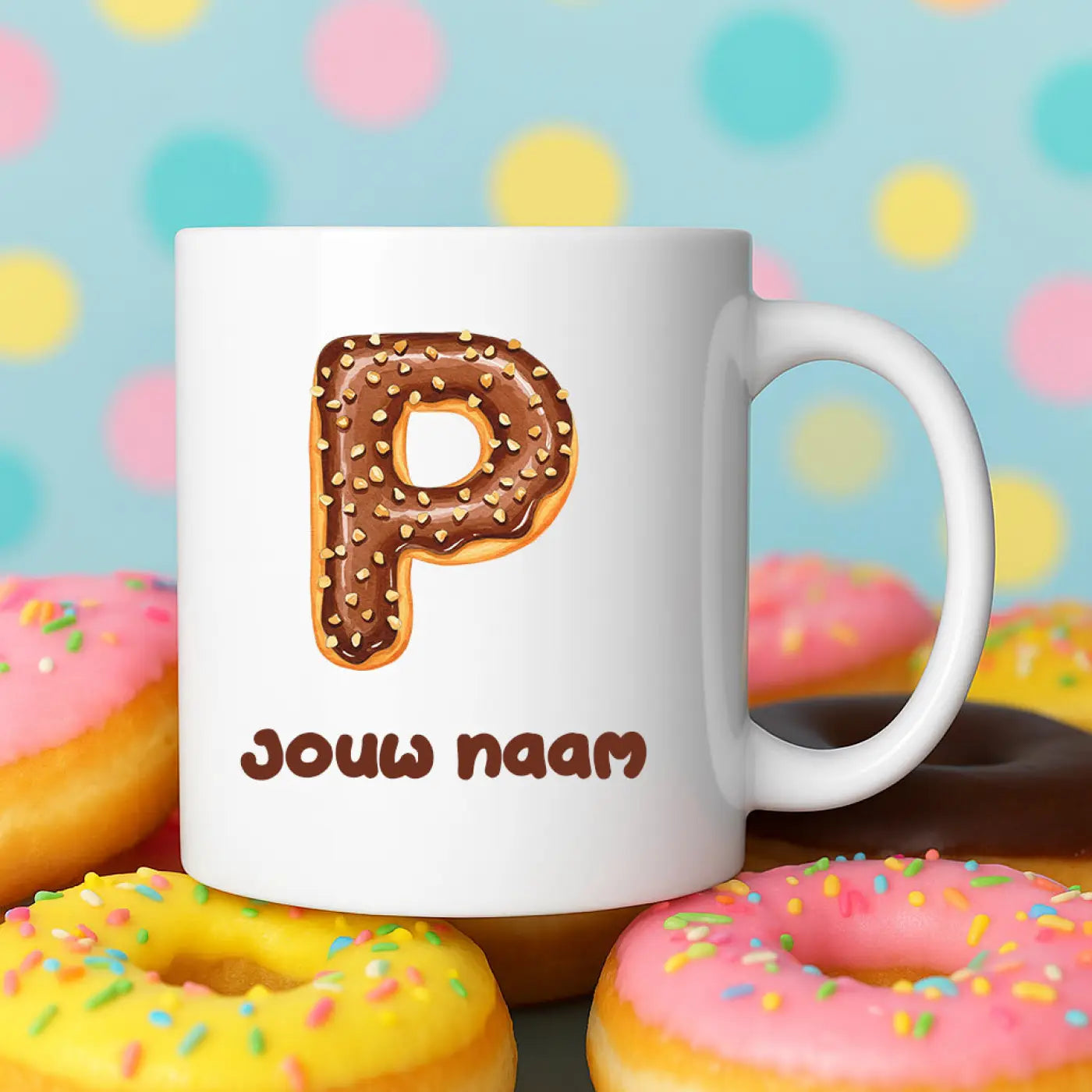 Witte keramische mok met chocoladeglazuur donut in de letter p en de tekst jouw naam voor persoonlijke gift