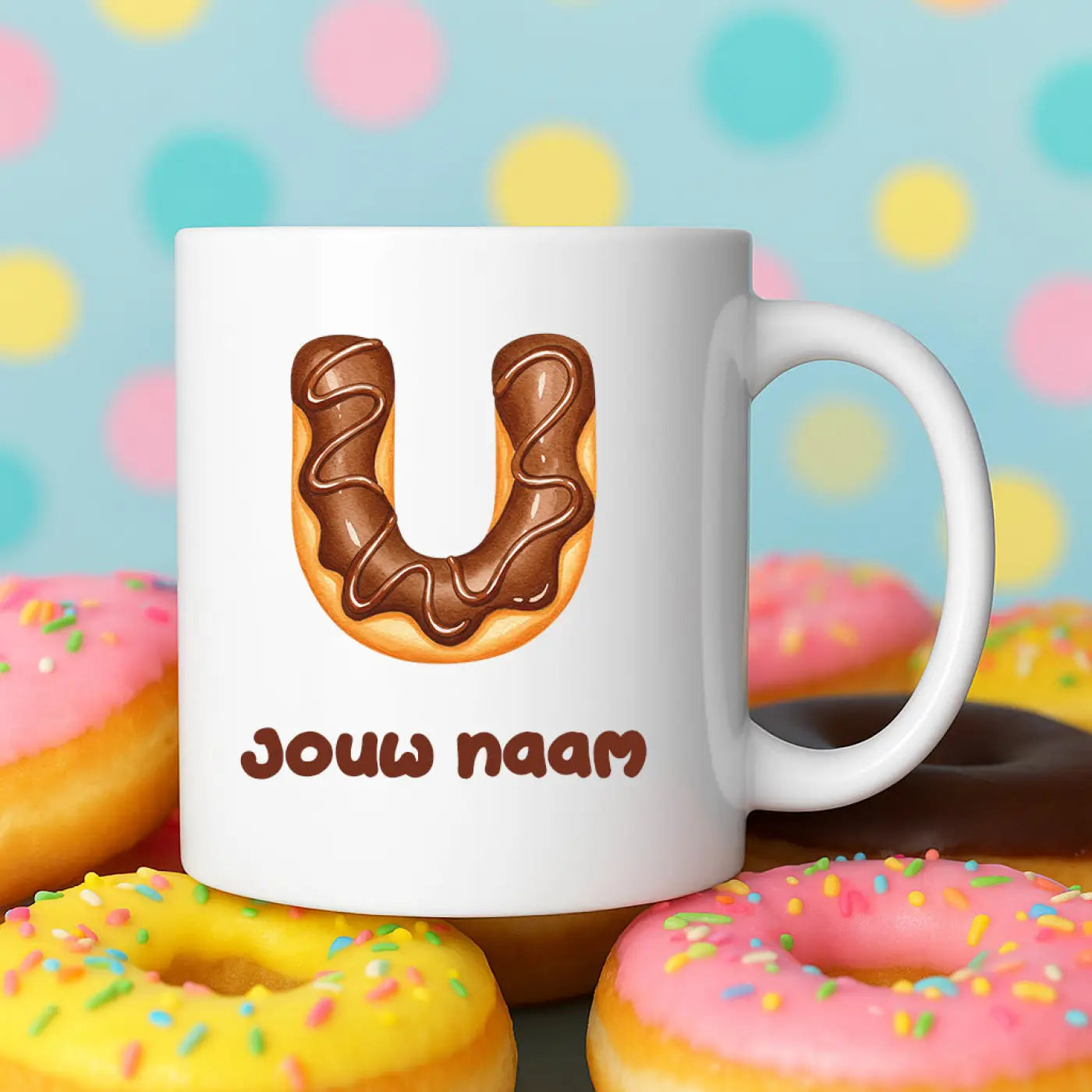Witte keramische donut mok u met chocoladeglazuur en bruine tekst jouw naam voor personalisatie