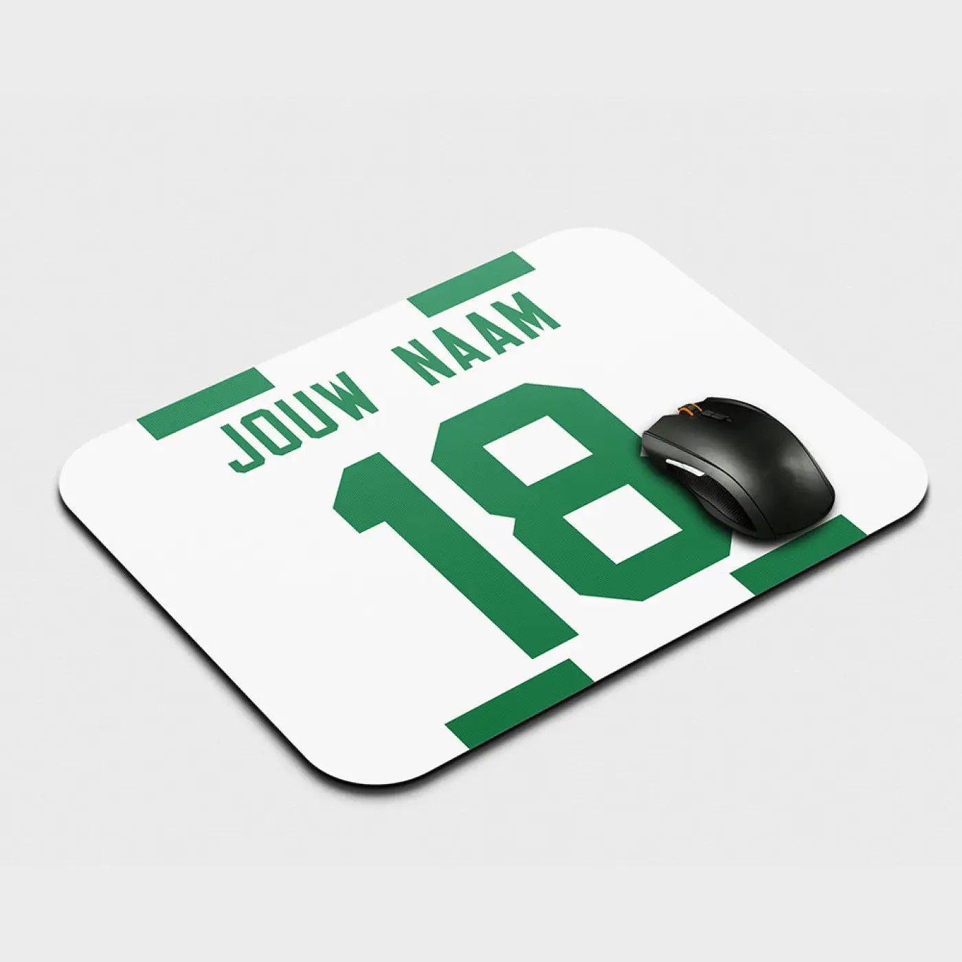 Witte muismat met groene tekst en nummer 18 in sporttrui stijl met placeholder naam jouw naam groningen voetbal muismat