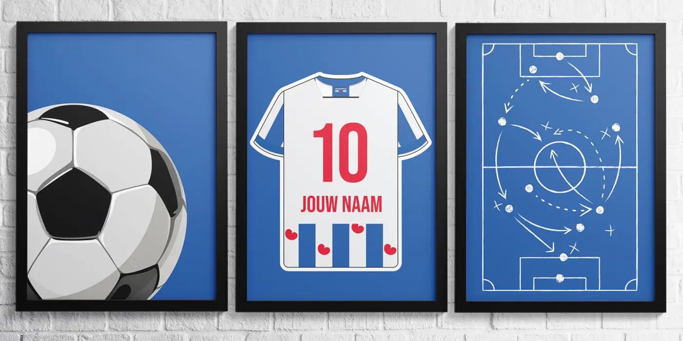 Set van drie ingelijste heerenveen posters met voetbal, custom rood nummer 10 shirt en blauw tactisch velddiagram