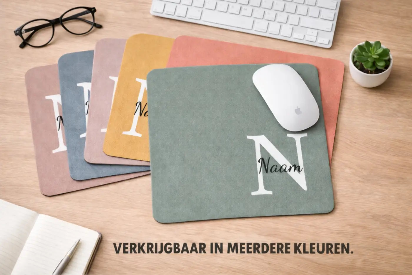Een zachte grijze muismat met een witte monogram n en naam in cursieve letters muismat met naam paars