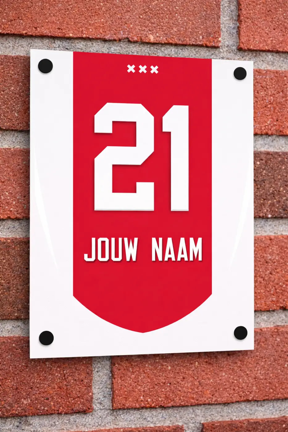 Rood-wit acryl naambordje voordeur met wit nummer 21, jouw naam eronder en drie kleine x-en boven, voetbal Amsterdam stijl