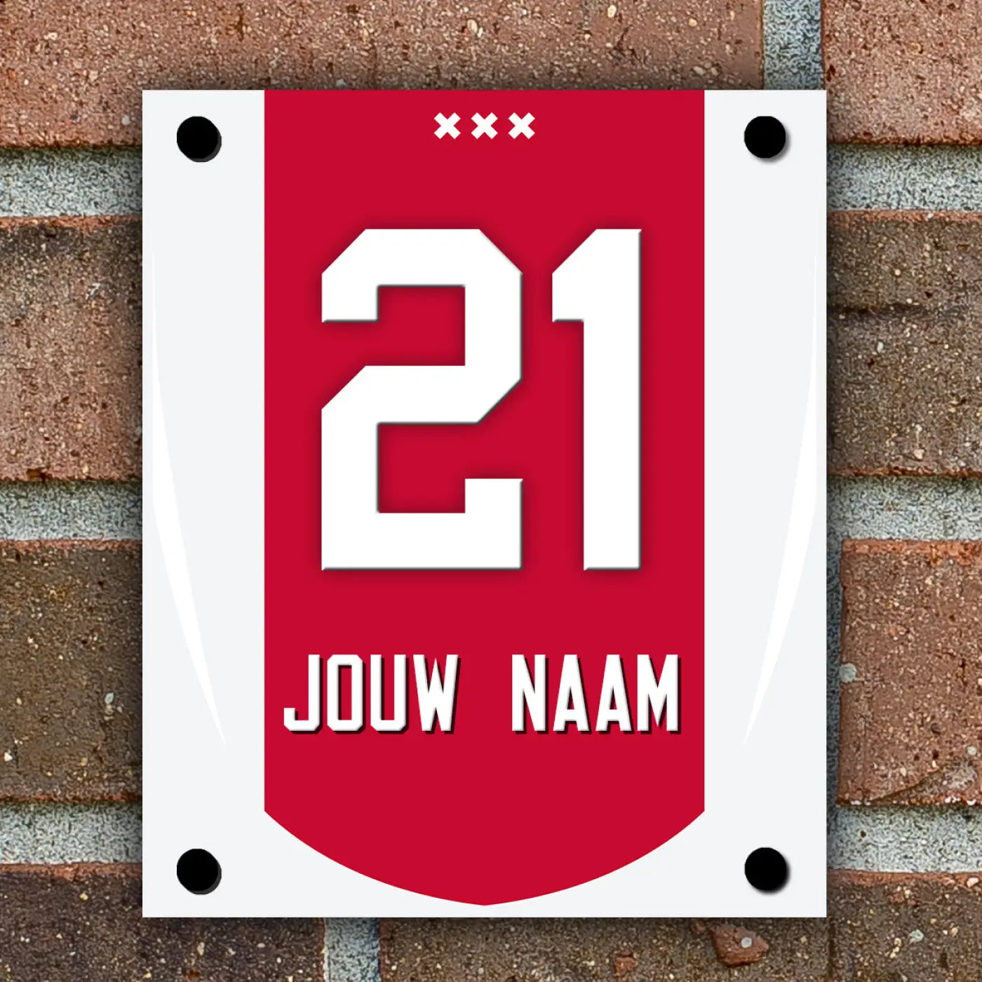 Naambordje voordeur voetbal amsterdam rood wit rechthoekig met nummer 21 en tekst jouw naam op bakstenen muur