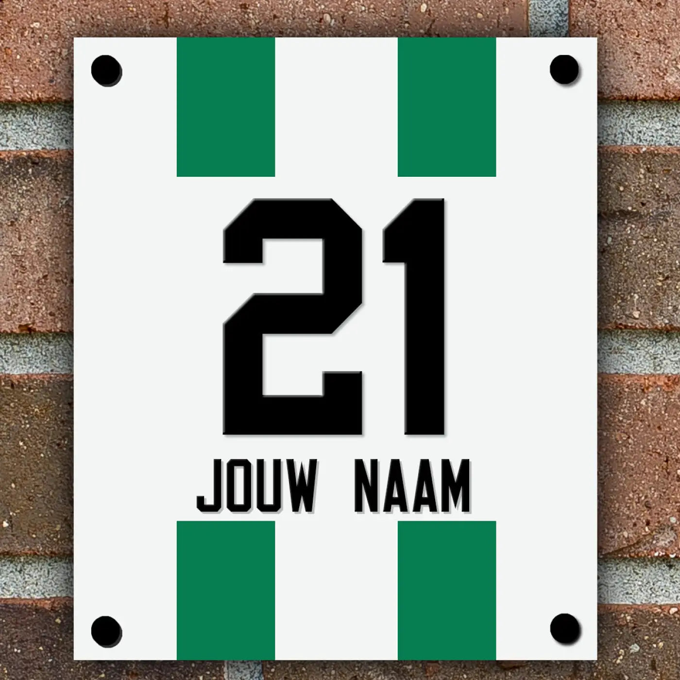 Wit en groen gestreept naambordje voordeur met zwart nummer 21 en tekst jouw naam voor voetbal groningen