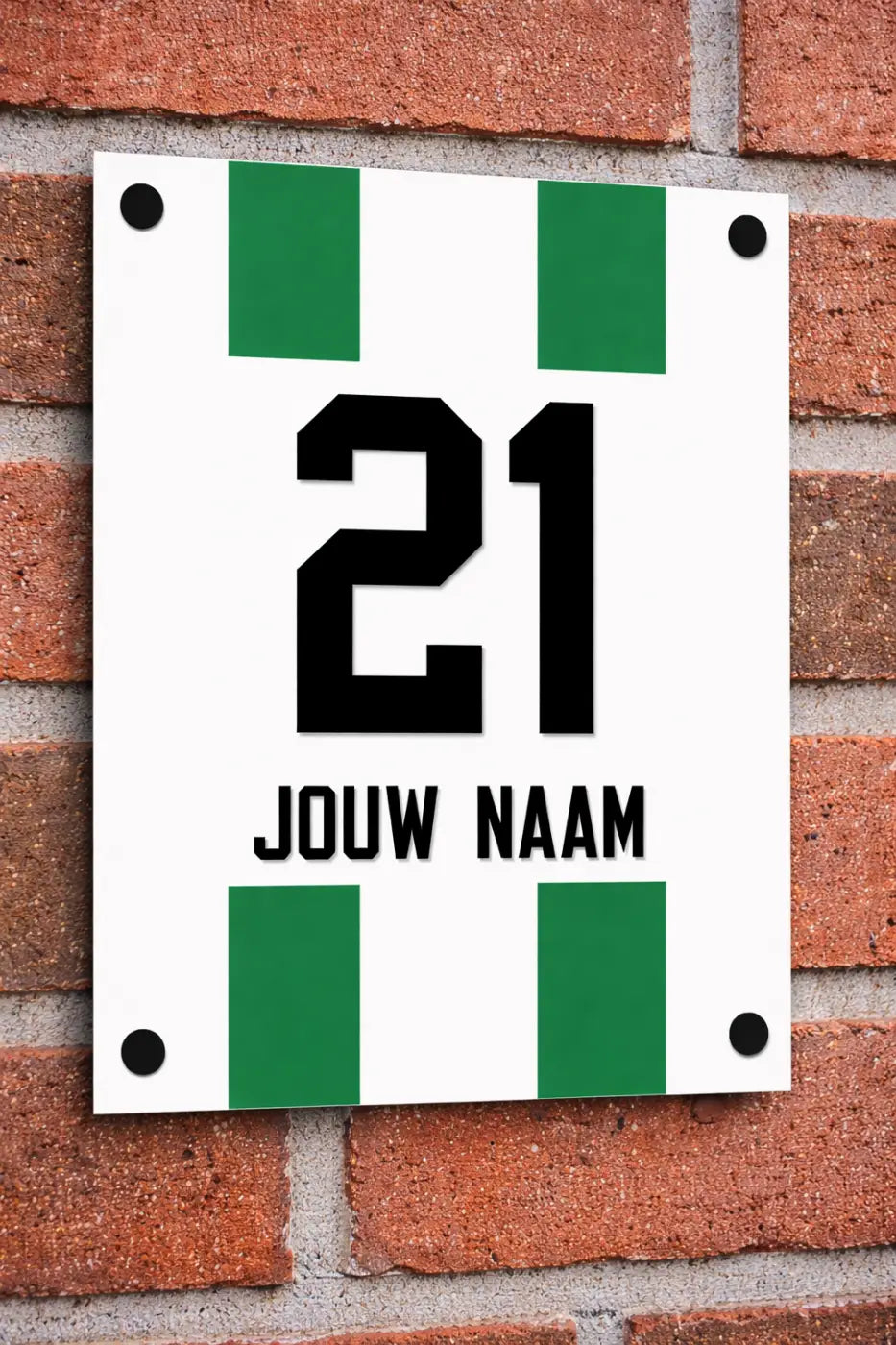 Wit rechthoekig naambordje met groene strepen en zwart nummer 21 voor voordeur met voetbalthema Groningen op gevel