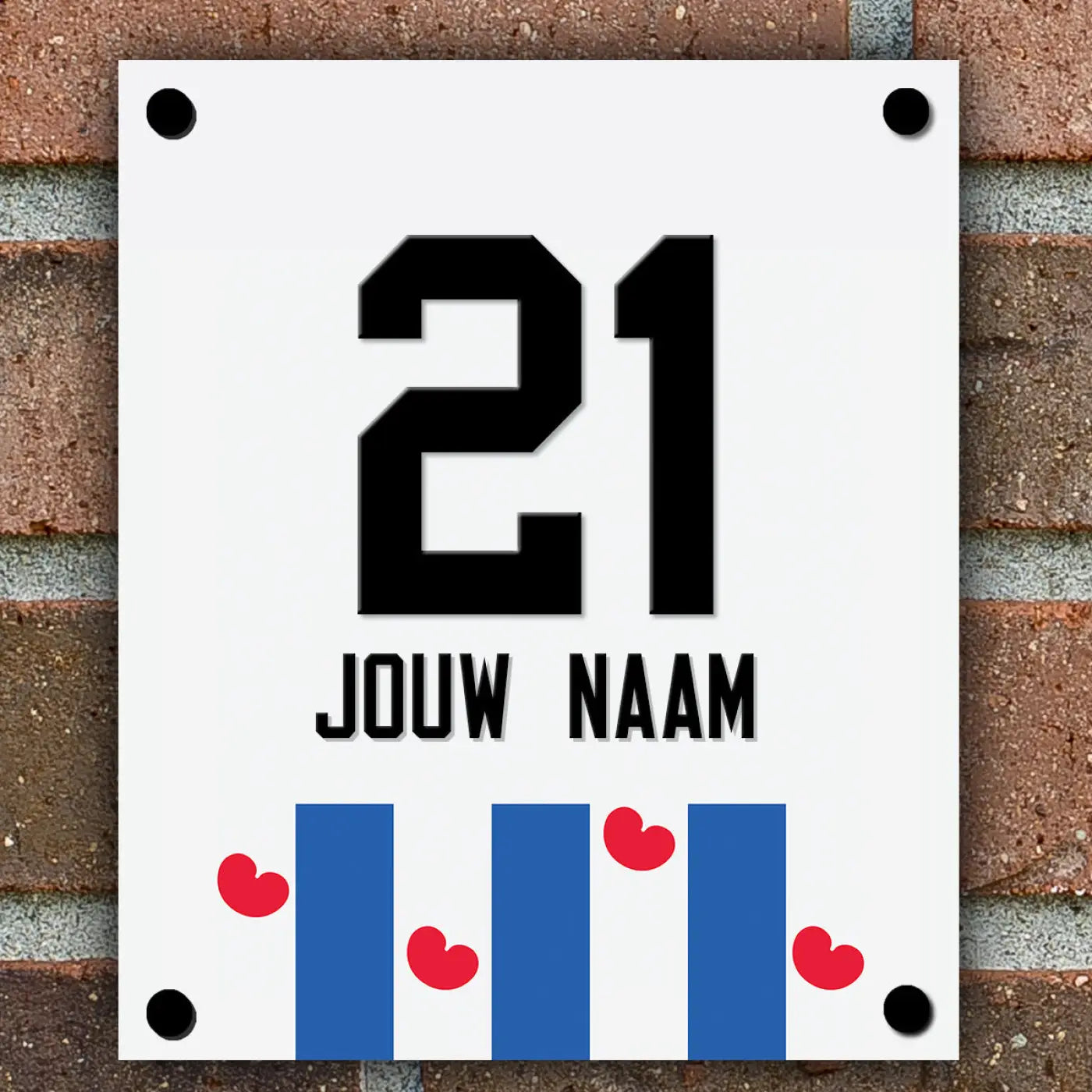Wit rechthoekig naambordje voor de voordeur met zwart nummer 21, blauwe strepen en rode harten voetbal heerenveen