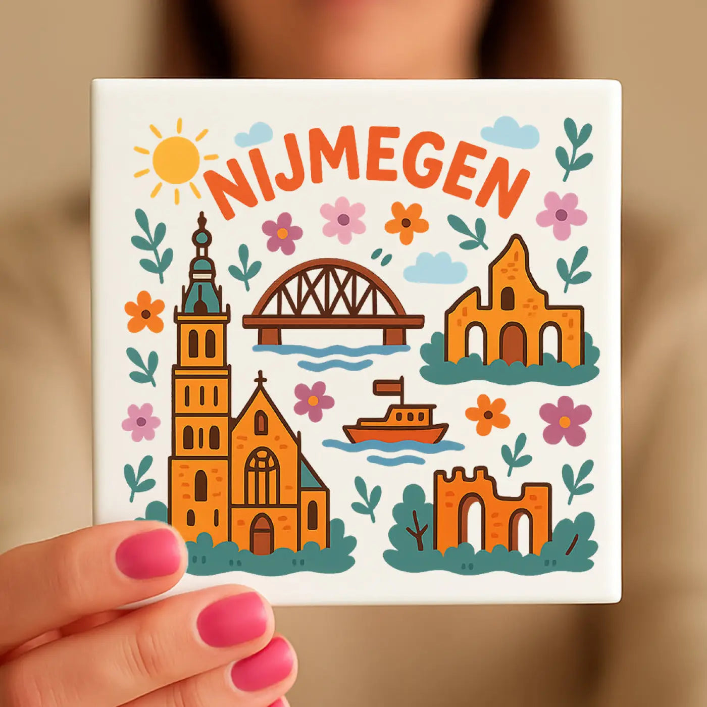 Een witte keramische vierkante onderzetter nijmegen cadeau tegeltje met kleurrijke illustratie van oranje gebouwen, brug, bloemen en boot