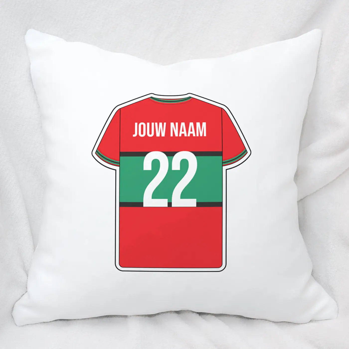 Wit voetbal kussen met bedrukte rode en groene voetbalshirt grafiek nummer 22 en jouw naam tekst