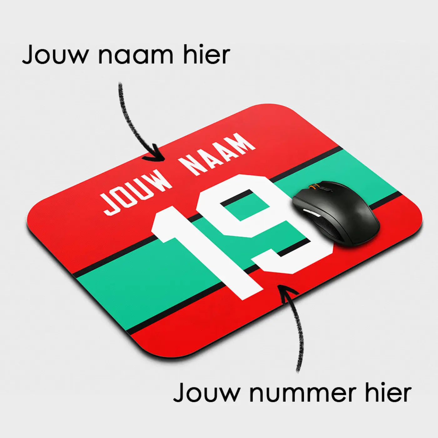 Red en groene gestreepte nijmegen voetbal muismat met aanpasbare witte tekst en zwarte computermuis erop