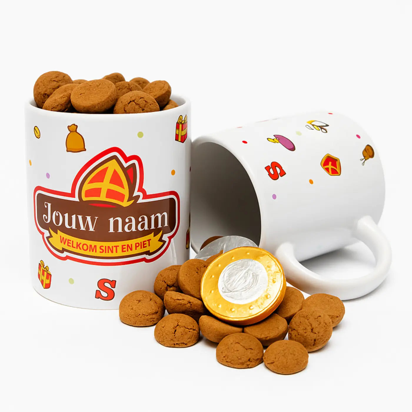 Witte keramische pepernoot mok met kleurrijke feestelijke decals en gepersonaliseerd met naam gevuld met pepernoten