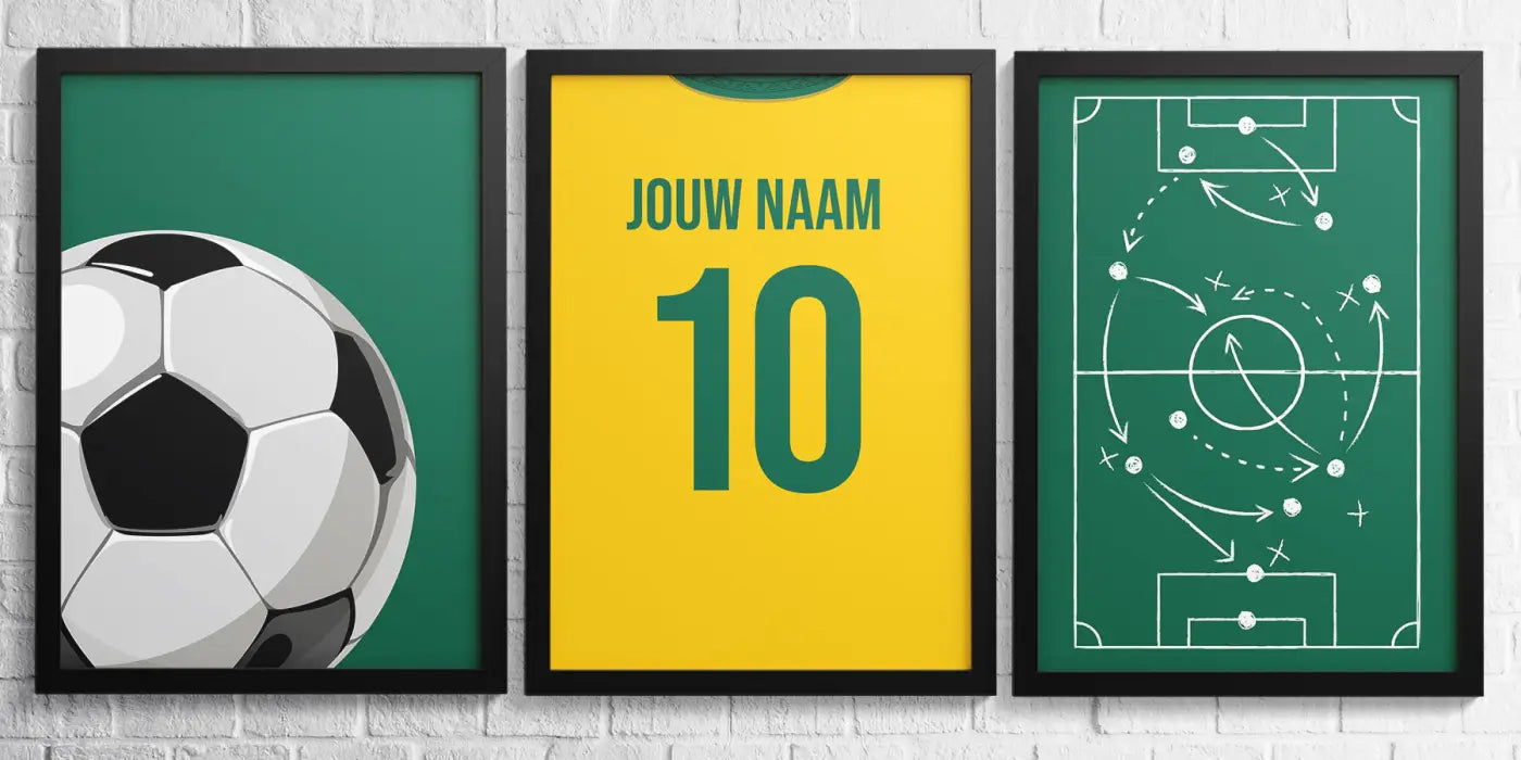Drie ingelijste sokkerposters met zwartwit bal, gele shirt met groene tekst jouw naam 10 en tactisch velddiagram