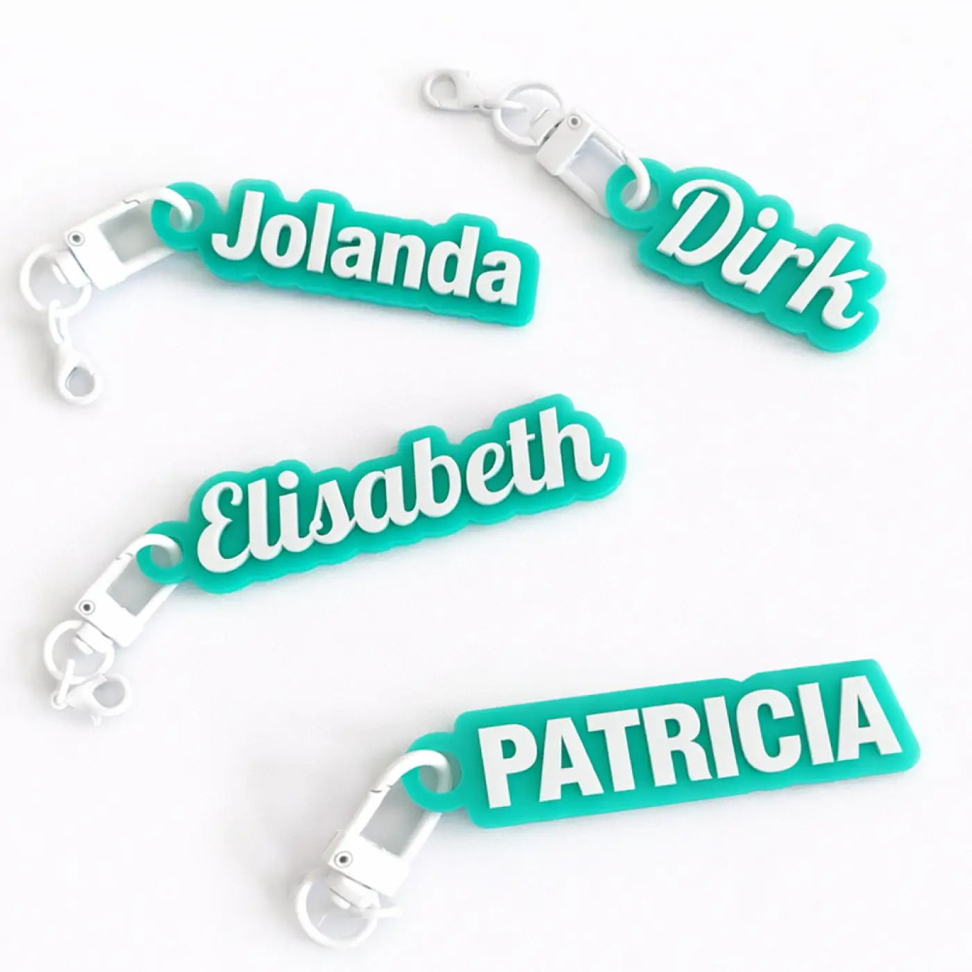 Teal groene sleutelhanger met naam wit lettertype en zilverkleurige metalen sluiting voor persoonlijk gebruik