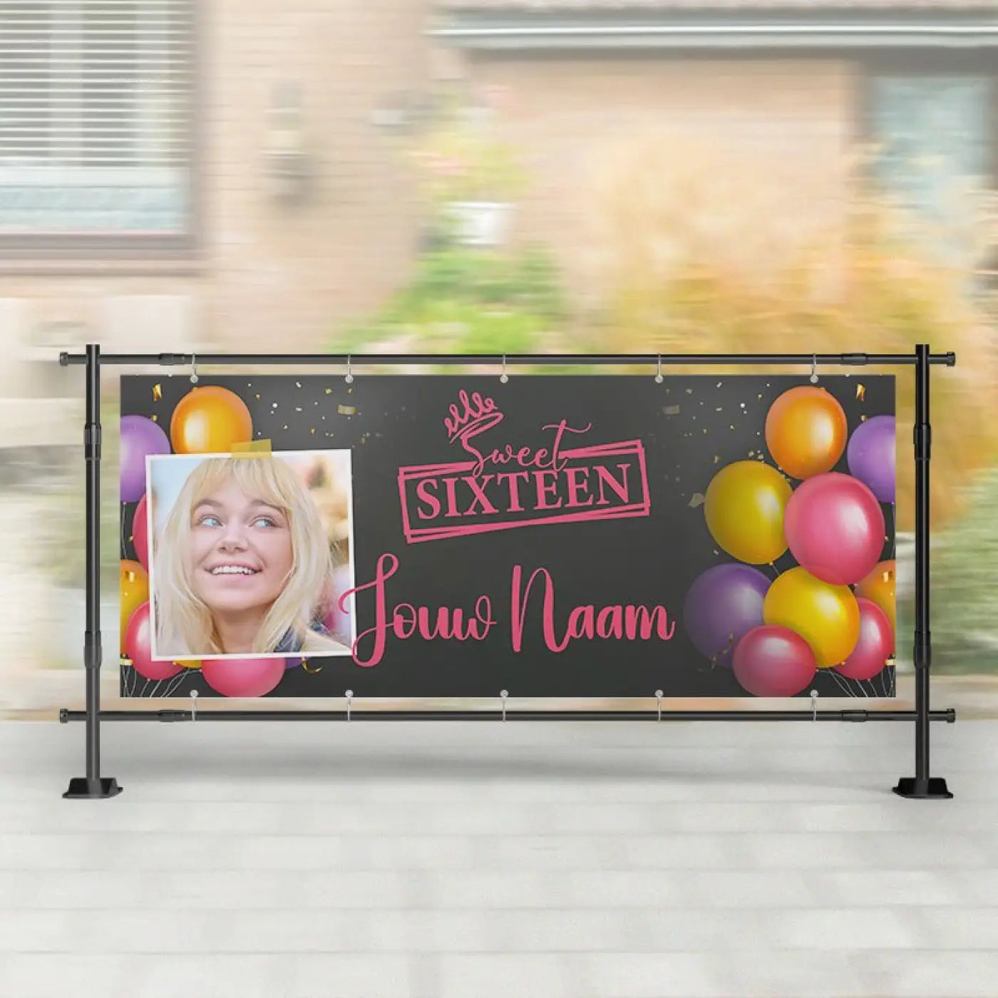 Spandoek sweet sixteen zwart met roze cursief tekst kroon en gekleurde ballonnen voor 16 jaar feest