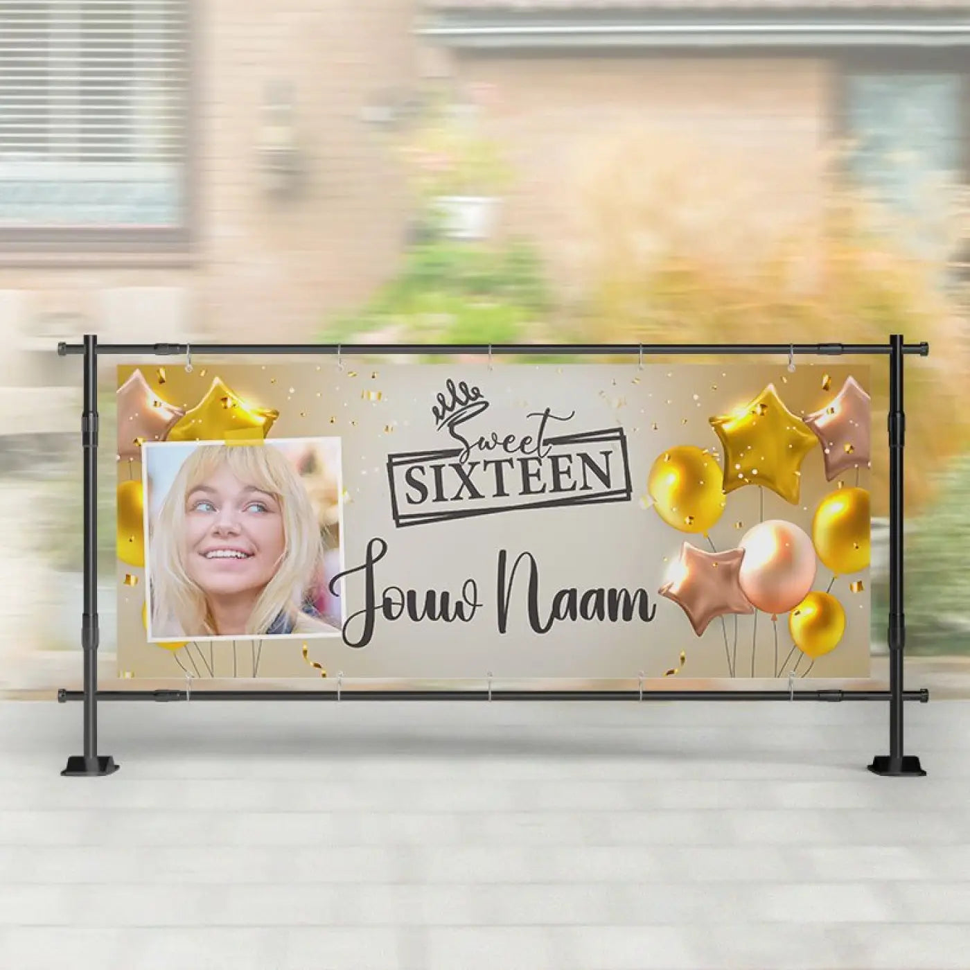 Een aanpasbaar sweet sixteen spandoek met goud en rosegouden ballonnen en fotoplaats houder op zwart frame