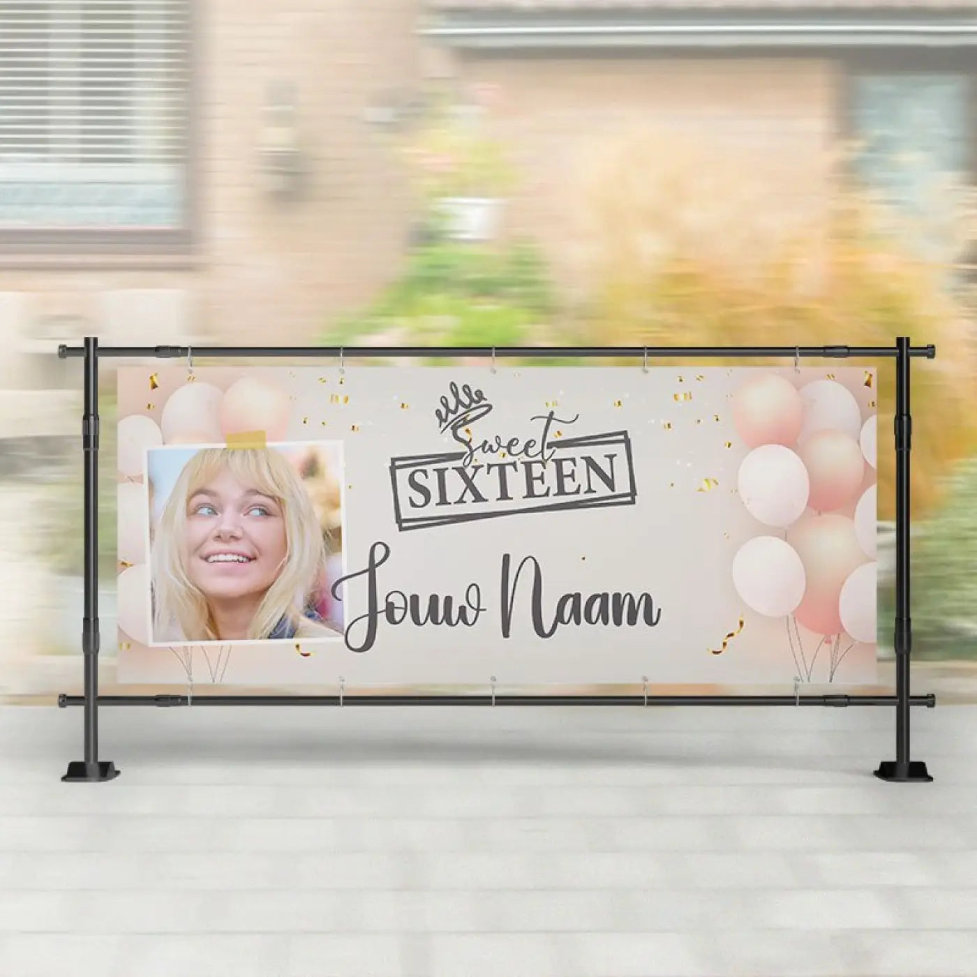 Een witte spandoek sweet sixteen met roze ballonnen en gouden confetti plus foto van lachend meisje