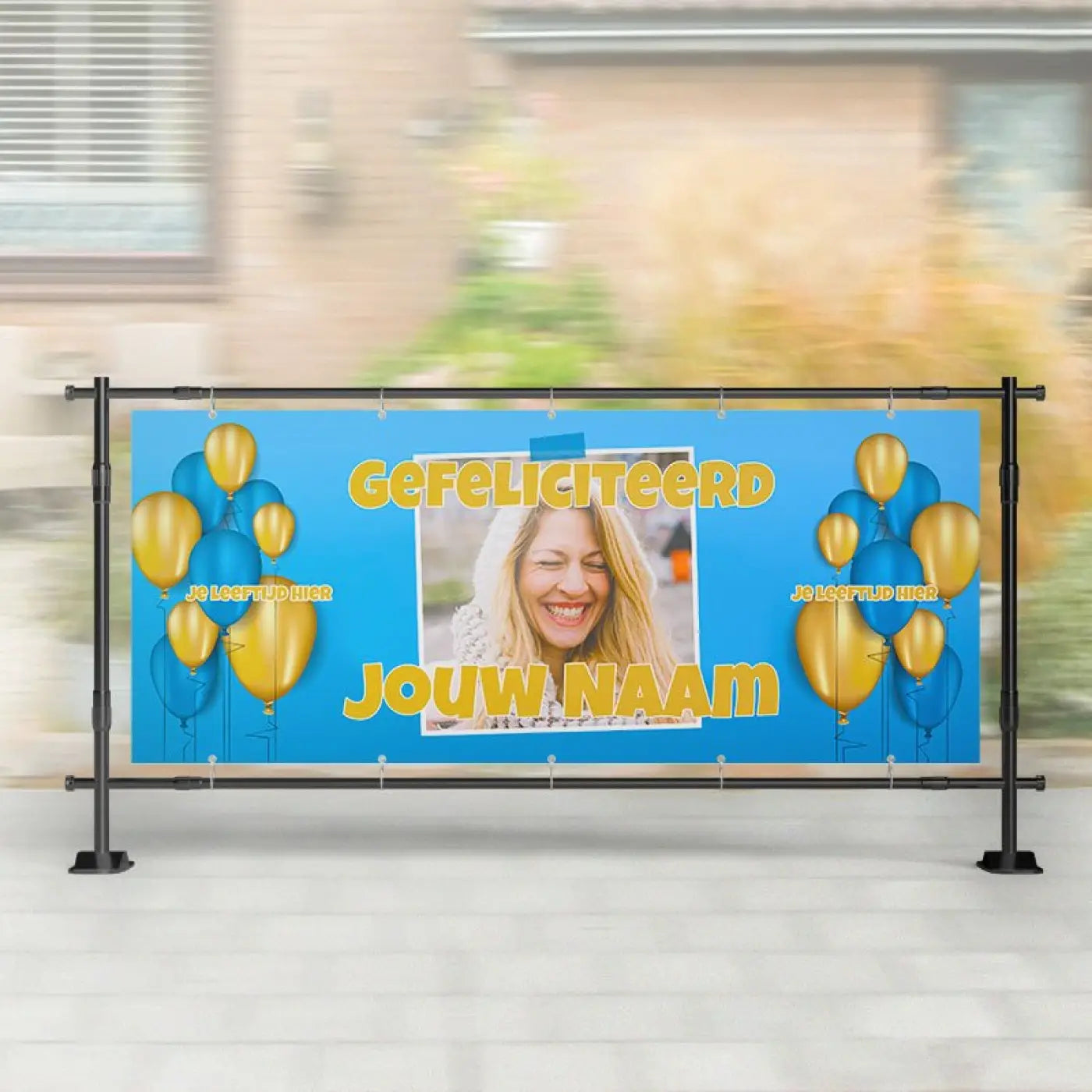 Blauw geel spandoek verjaardag met ballonnen en foto van vrouw met tekst gefeliciteerd jouw naam
