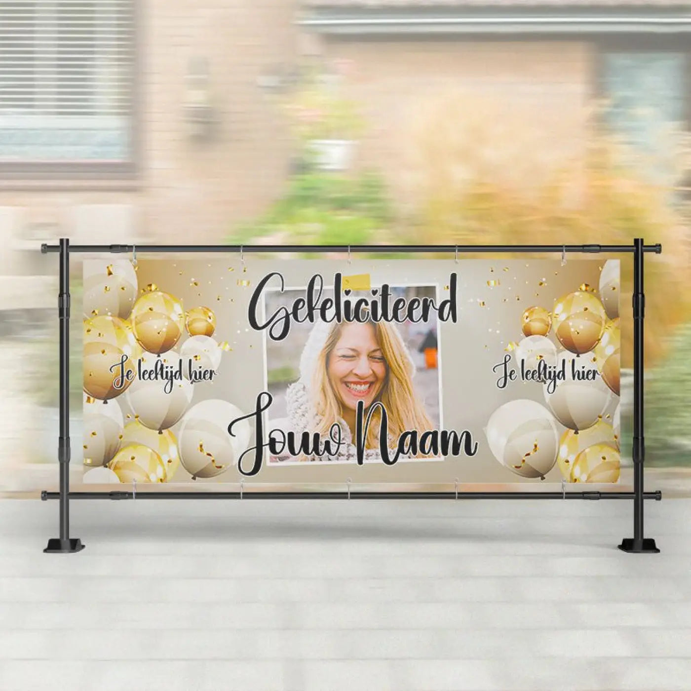 Een feestelijke goudwitte verjaardags spandoek met ballonnen, gepersonaliseerd met naam, leeftijd, foto en zwarte kalligrafie tekst