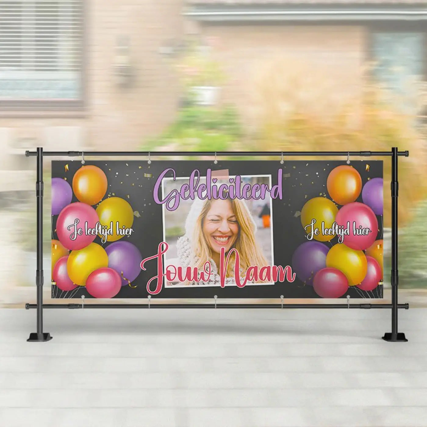 Een kleurrijk spandoek verjaardag met naam en leeftijd op een zwarte achtergrond met ballonnen en confetti