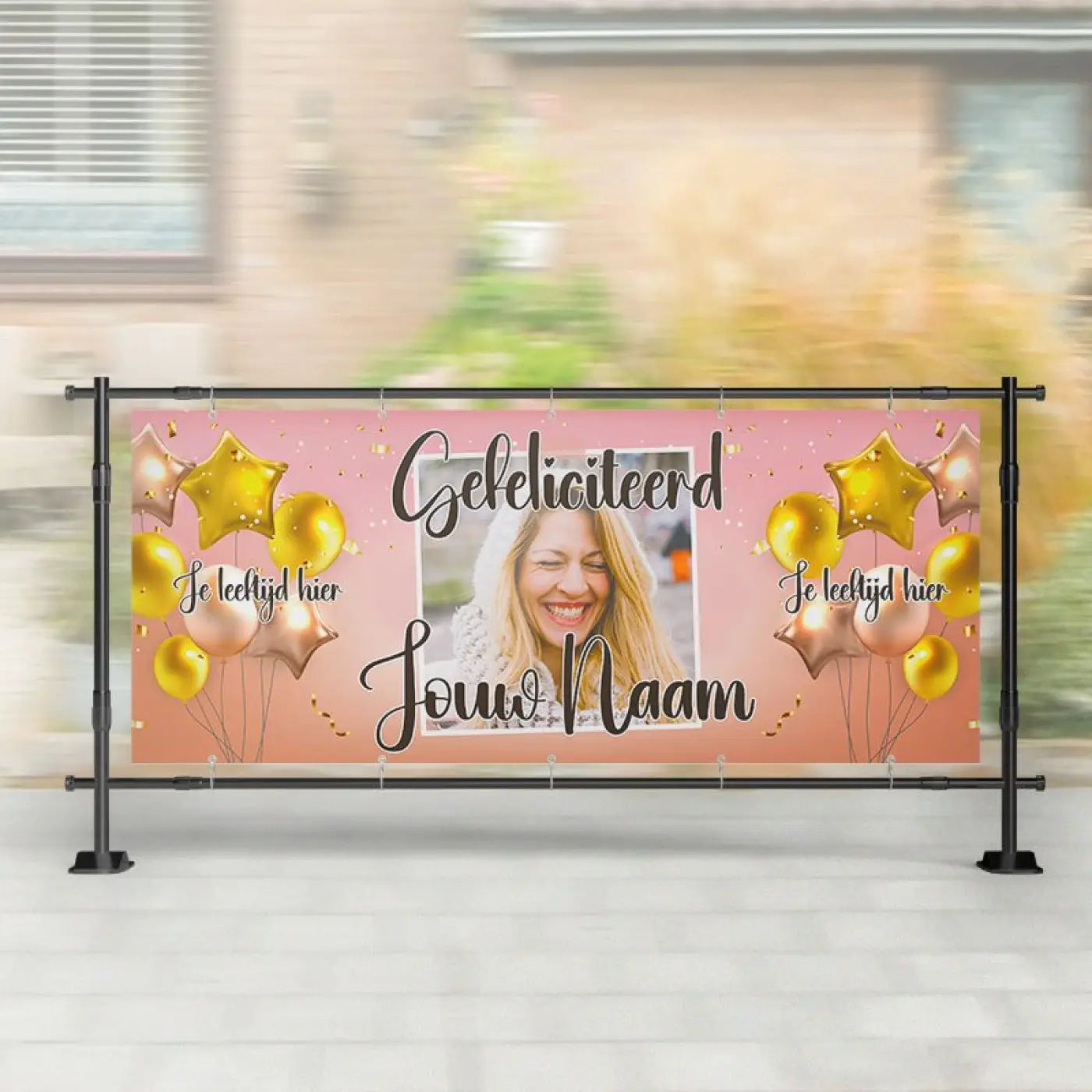 Spandoek verjaardag met roze en gouden sterballonnen en een foto van een lachende vrouw met zwarte sierlijke tekst
