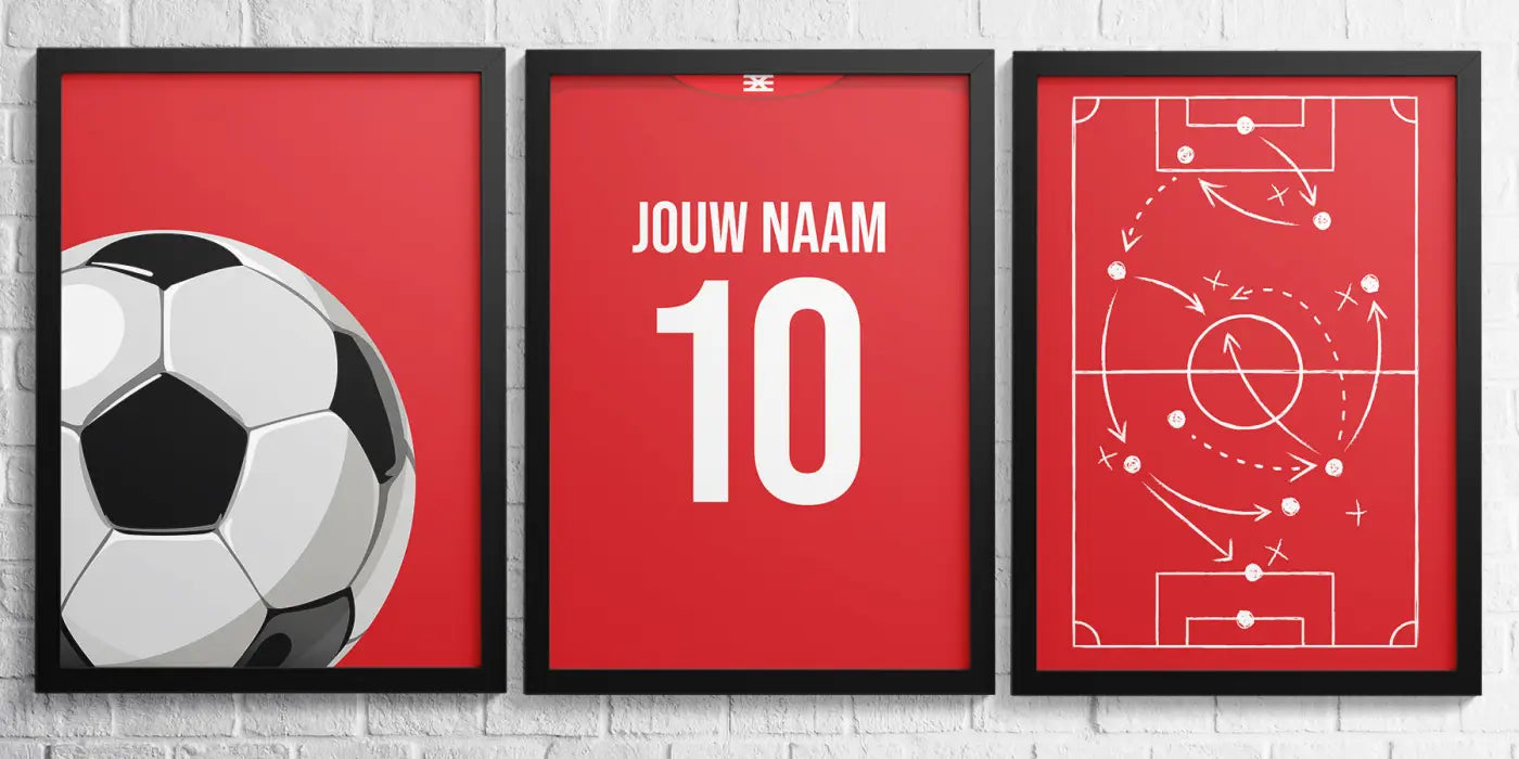 Rode lijst met voetbalthema kunstprints met zwarte witte voetbal, rood shirt met jouw naam 10 en tactisch velddiagram