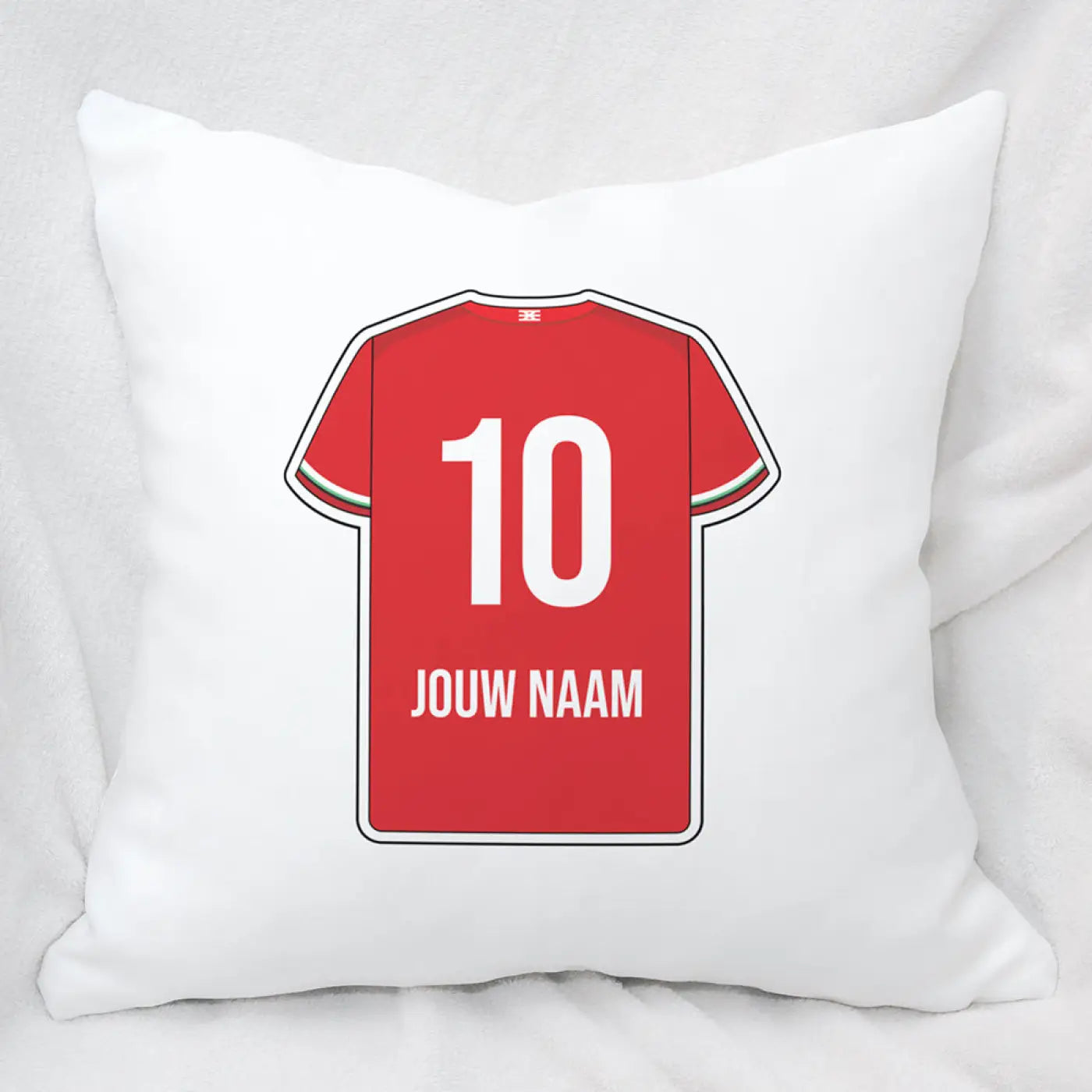 Wit kussen met rode voetbalshirt ontwerp nummer 10 en jouw naam bedrukt passend bij twente voetbal kussen en kussensloop