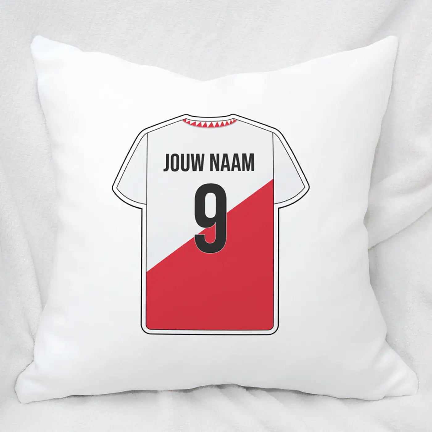 Wit werpkussen met een voetbalshirt print in rood wit diagonaal en zwarte tekst jouw naam en nummer 9