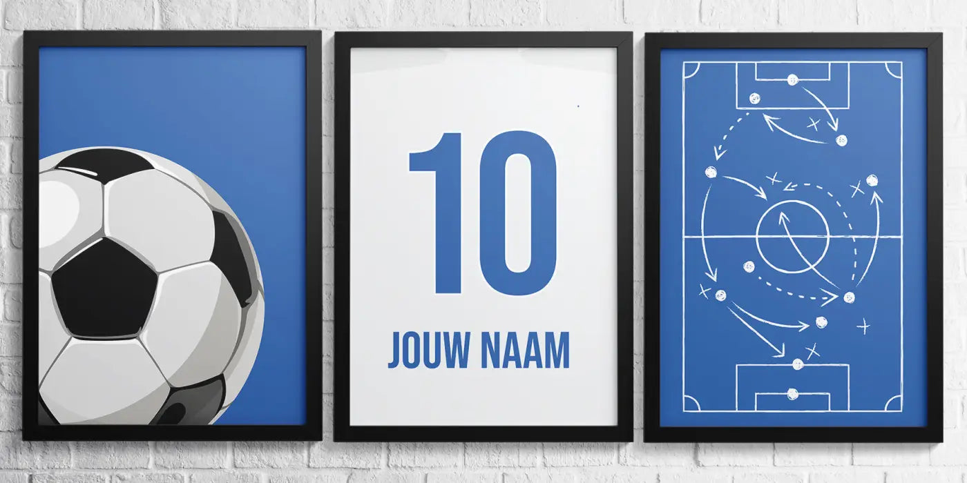 Illustratie van een zwart-witte voetbal op een blauwe achtergrond in de zwolle 3-delige posterset goal collectie